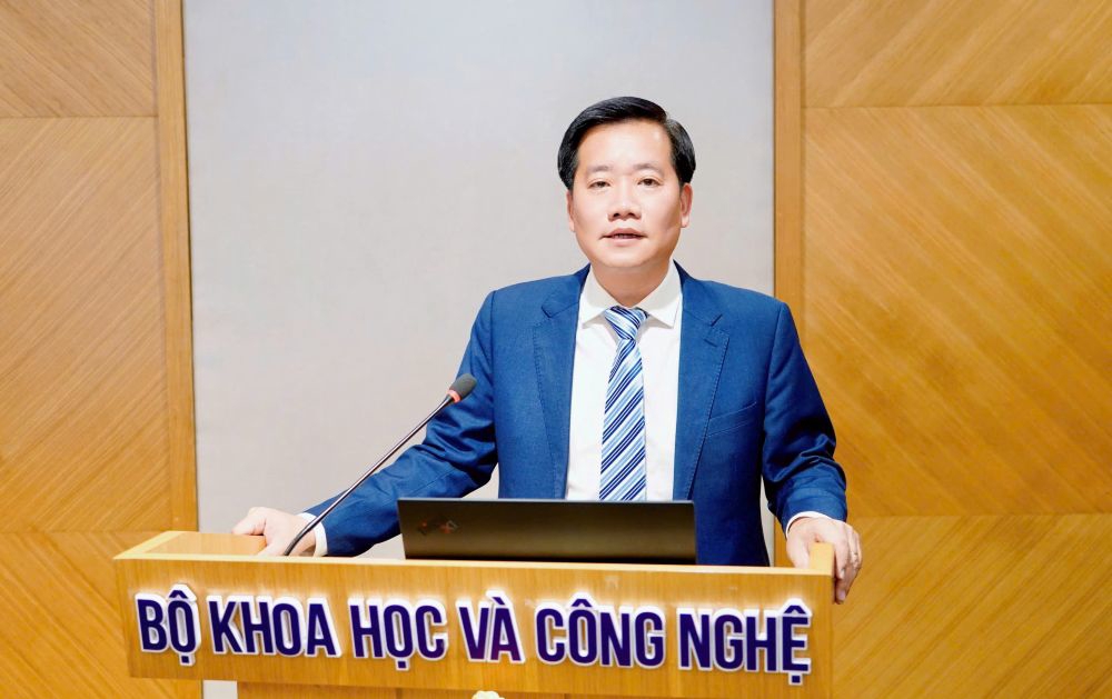 Cục trưởng Cục trưởng Cục An toàn bức xạ và hạt nhân Nguyễn Hoàng Linh báo cáo tại buổi làm việc.