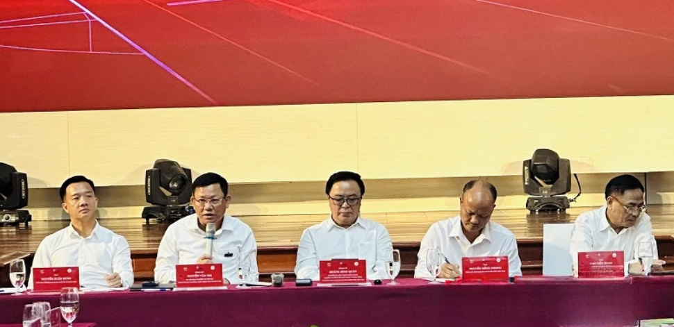 Phó Chủ tịch Thường trực UBND tỉnh Thanh Hóa phát biểu tại phiên đối thoại.
