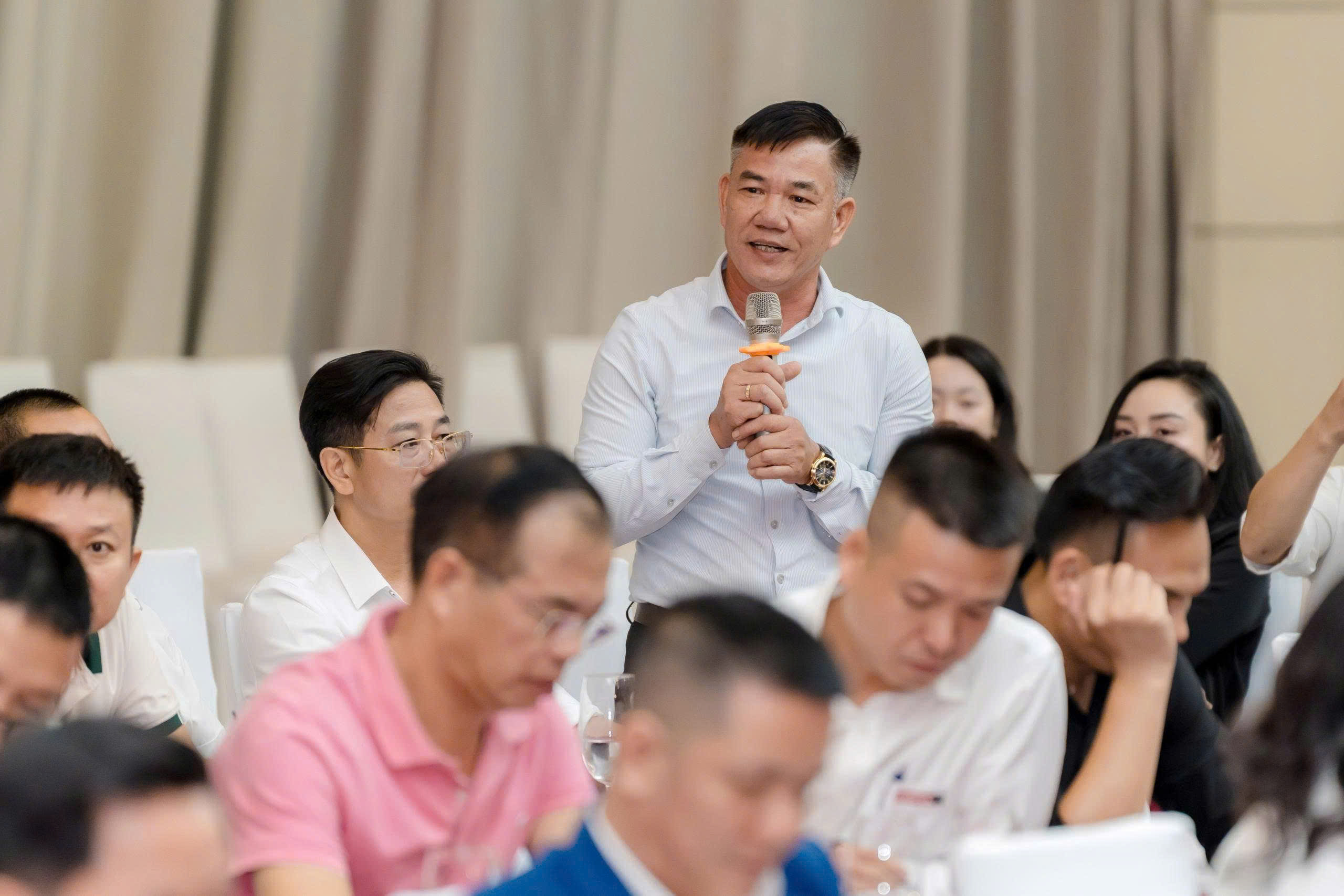 Đại diện doanh nghiệp Bắc Trung Bộ nêu ý kiến đề xuất tại VPSF 2025 khu vực Bắc Trung Bộ.