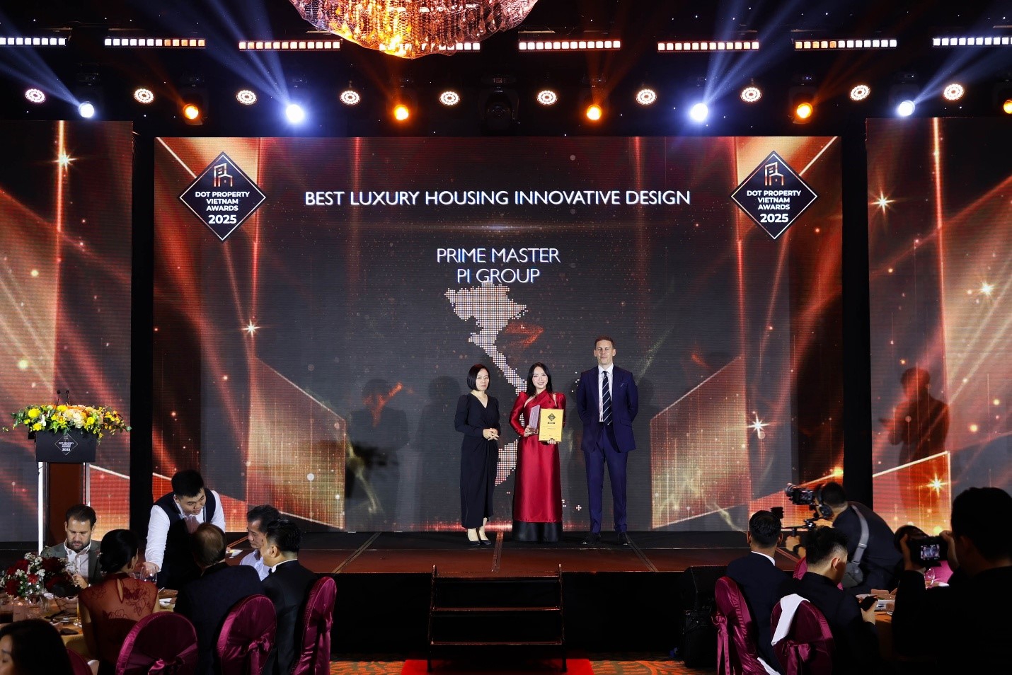 Đại diện Pi Group nhận giải thưởng Best Luxury Housing Innovative Design Vietnam 2025 dành cho dự án Prime Master.