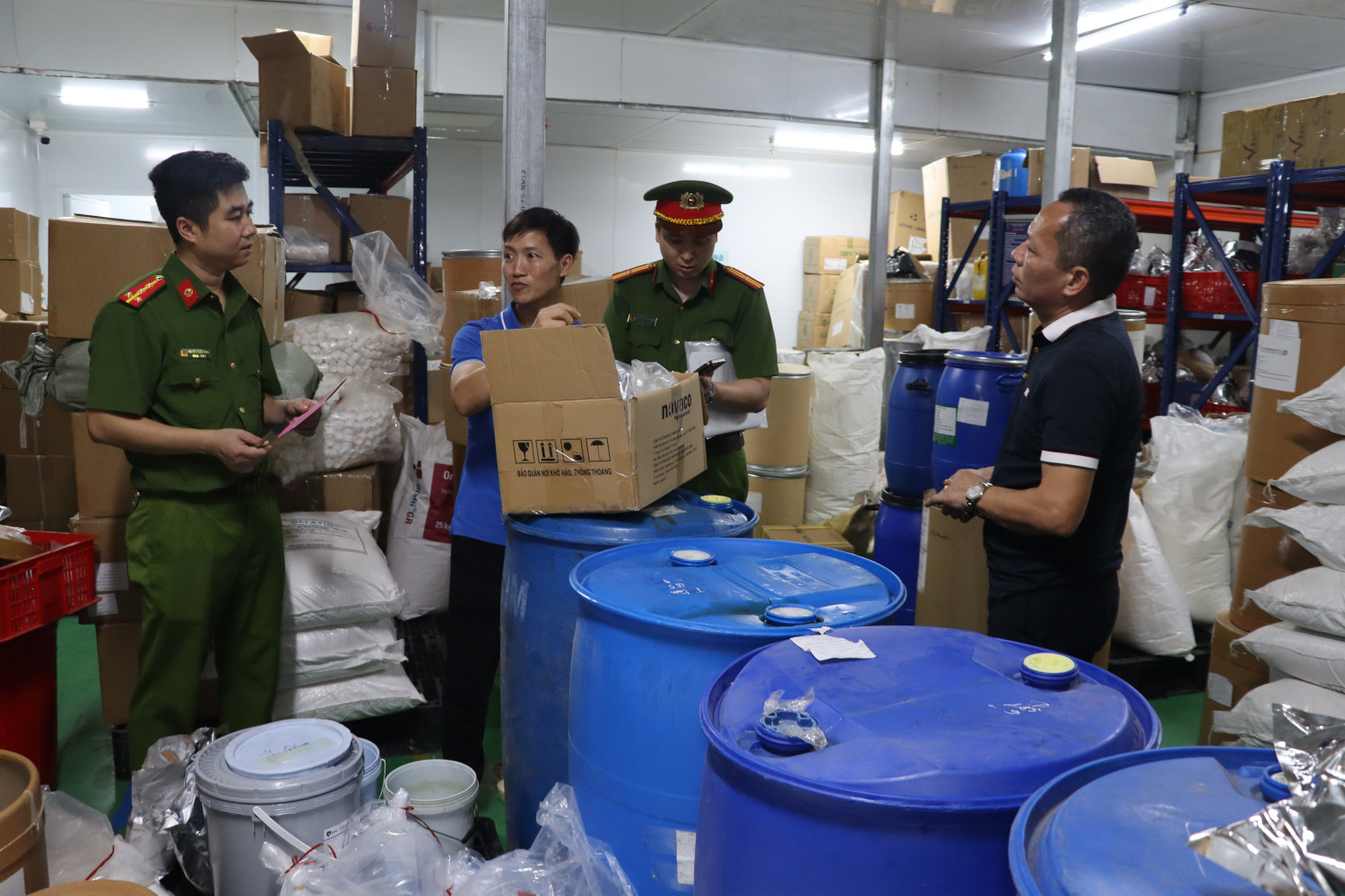 Kiểm tra kho nguyên liệu chế biến các sản phẩm của Gold Care. Ảnh: Cổng thông tin điện tử Công an tỉnh Quảng Ninh.