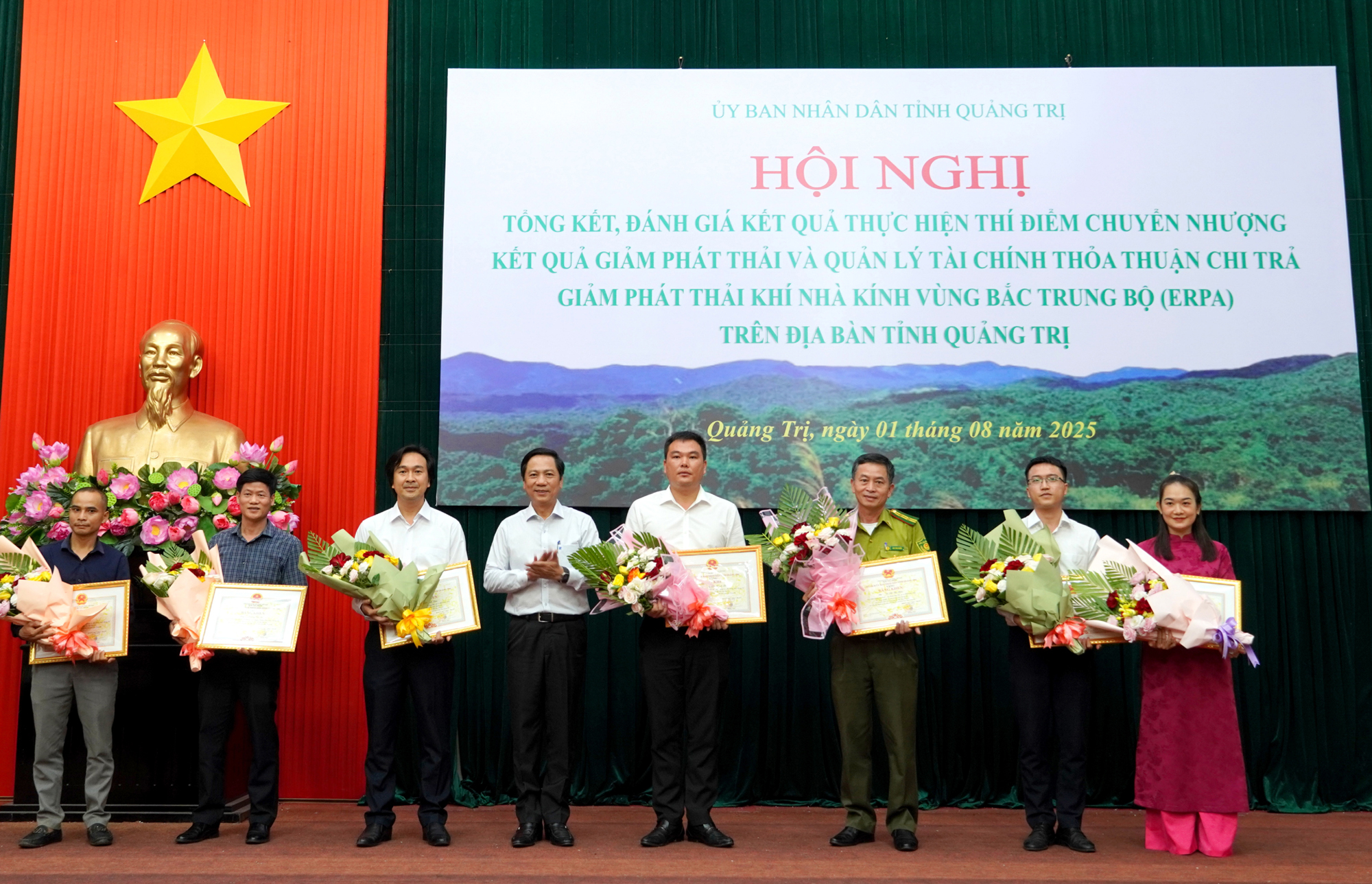 L&atilde;nh đạo UBND tỉnh Quảng Trị trao Bằng khen cho c&aacute;c c&aacute; nh&acirc;n đạt th&agrave;nh t&iacute;ch khi thực hiện Thỏa thuận ERPA.