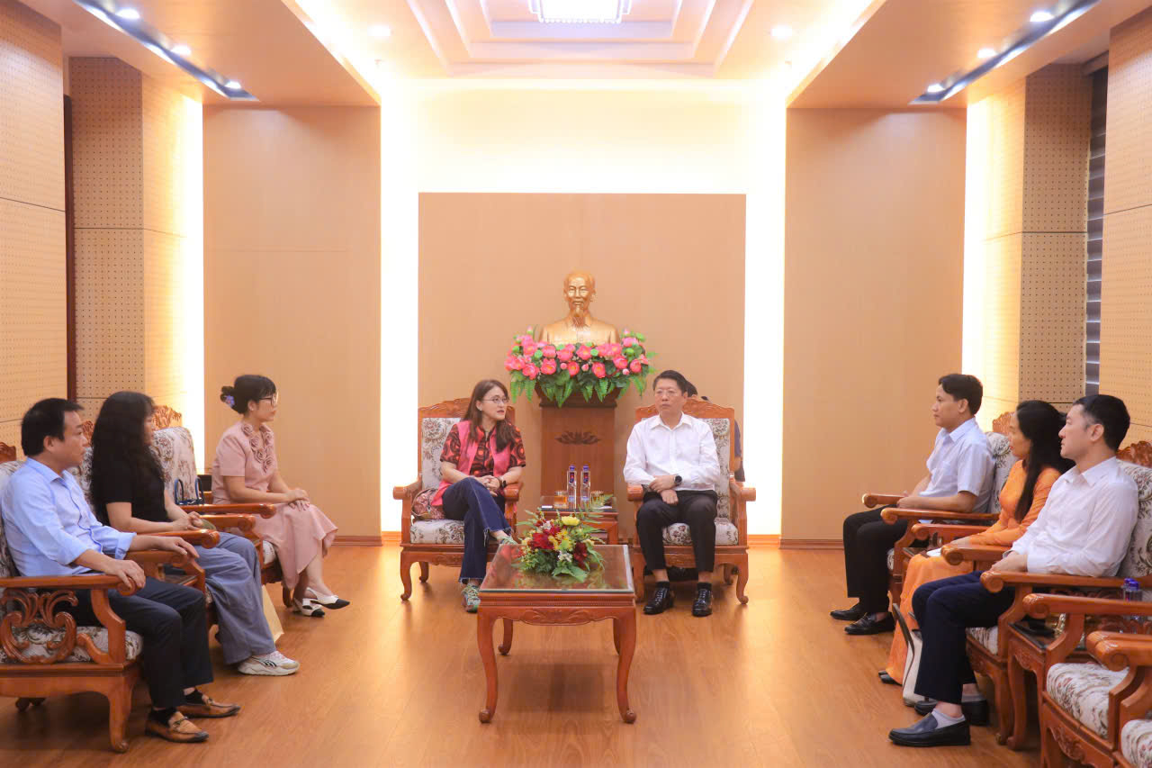 L&atilde;nh đạo tỉnh Ninh B&igrave;nh tiếp Hiệp hội Nhiếp ảnh Hoa Kỳ.