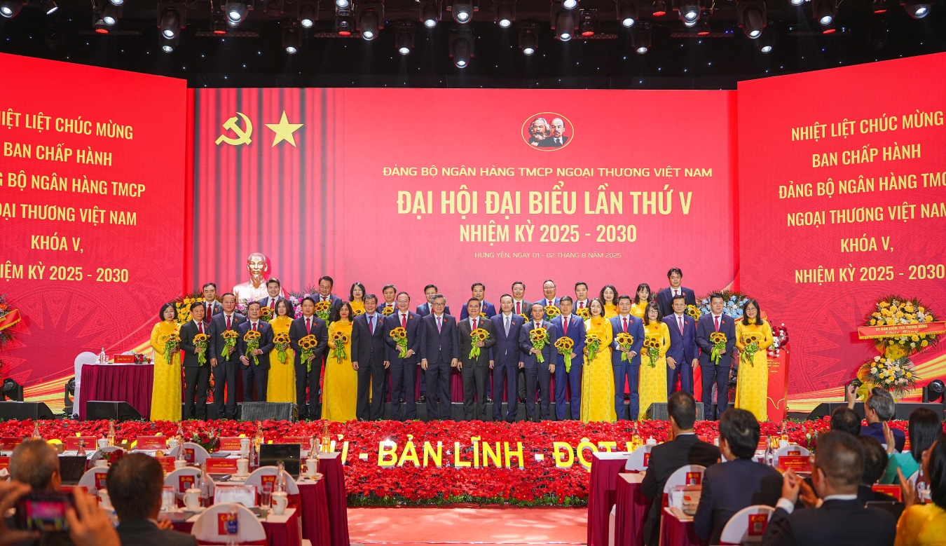 L&atilde;nh đạo Đảng ủy Ch&iacute;nh phủ, Ban Tổ chức Trung ương, Ng&acirc;n h&agrave;ng Nh&agrave; nước tặng hoa ch&uacute;c mừng 29 đồng ch&iacute; tr&uacute;ng cử BCH Đảng bộ Vietcombank kh&oacute;a V, nhiệm kỳ 2025 - 2030.