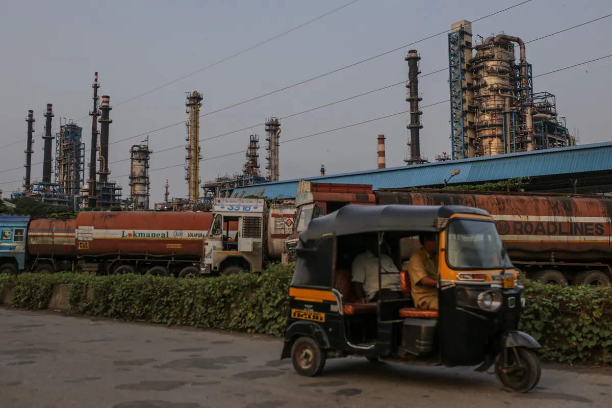 Bên ngoài một nhà máy lọc dầu của Hindustan Petroleum Corp. - Ảnh: Bloomberg