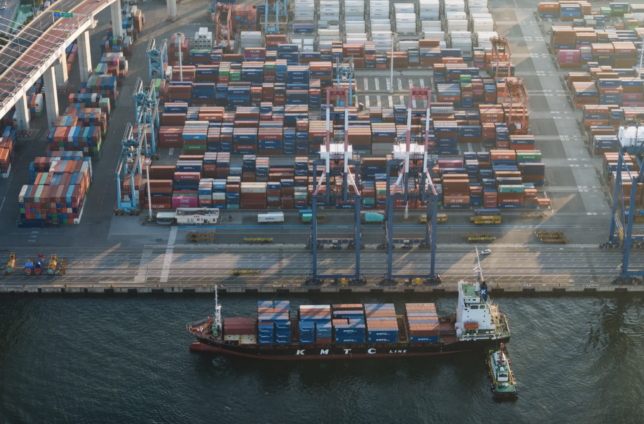 Cảng Busan của Hàn Quốc - Ảnh: Bloomberg.