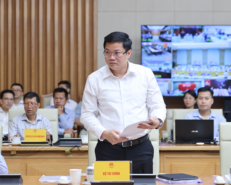 Thứ trưởng Bộ Tài chính Nguyễn Đức Tâm báo cáo tại phiên họp - Ảnh: VGP. 