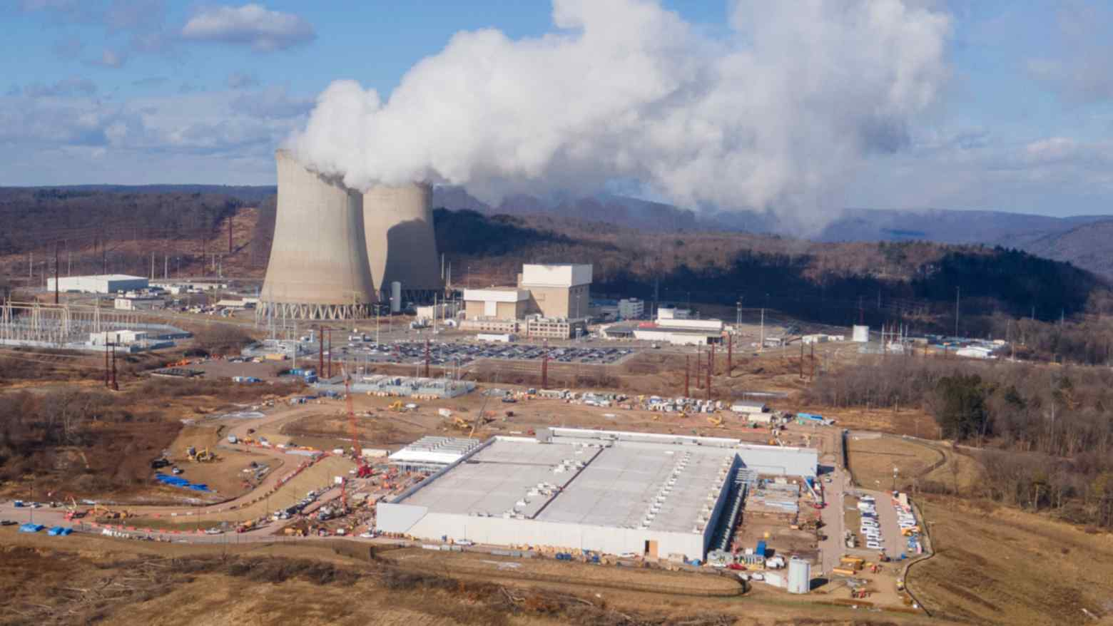 Một trung tâm dữ liệu của Amazon Web Services, phía trước bên phải, được xây dựng bên cạnh nhà máy điện hạt nhân Susquehanna ở Berwick, bang Pennsylvania - Ảnh: AP