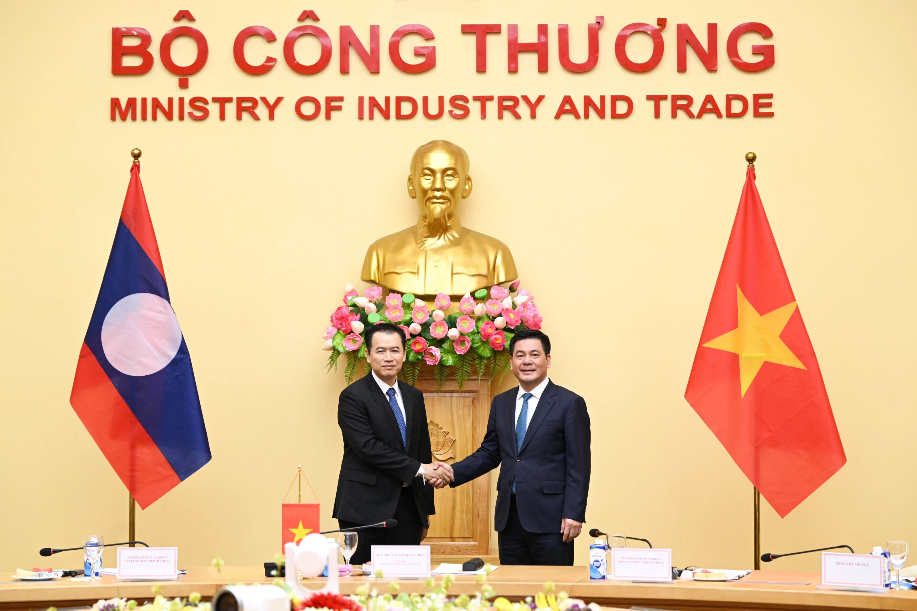 Bộ trưởng Bộ Công Thương Nguyễn Hồng Diên hội đàm chính thức với Bộ trưởng Bộ Công Thương Lào Malaithong Kommasith.