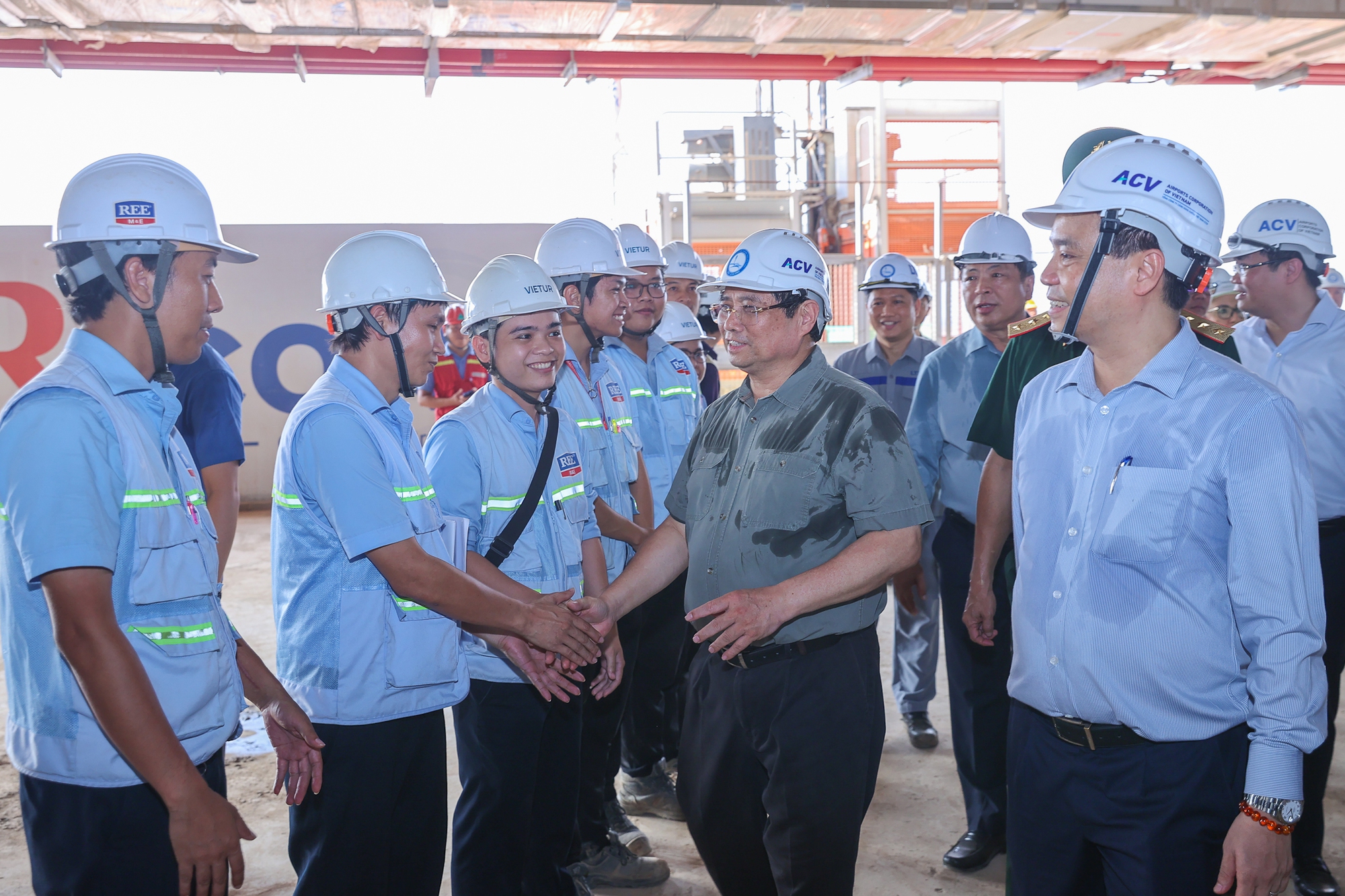 Thủ tướng động viên cán bộ, công nhân, người lao động trên công trường chiều 2/8- Ảnh: VGP/Nhật Bắc.