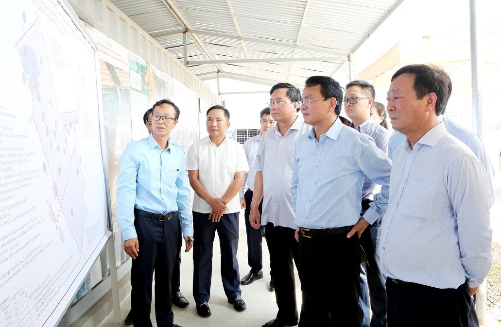 Đoàn công tác kiểm tra dự án đầu tư xây dựng hạ tầng Cụm công nghiệp Đồng Phì của Công ty TNHH Công nghệ Cosmos 1 ở xã Hiền Lương, Phú Thọ