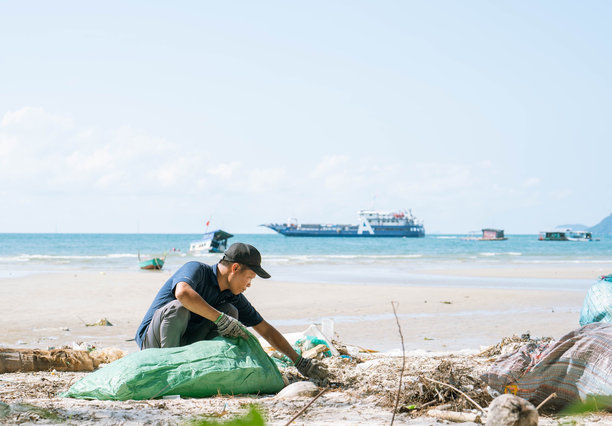 Với chiến dịch &ldquo;H&atilde;y l&agrave;m sạch biển&rdquo; 2025 , gần 5 tấn r&aacute;c đ&atilde; được thu gom tại b&atilde;i V&ograve;ng, Ph&uacute; Quốc.