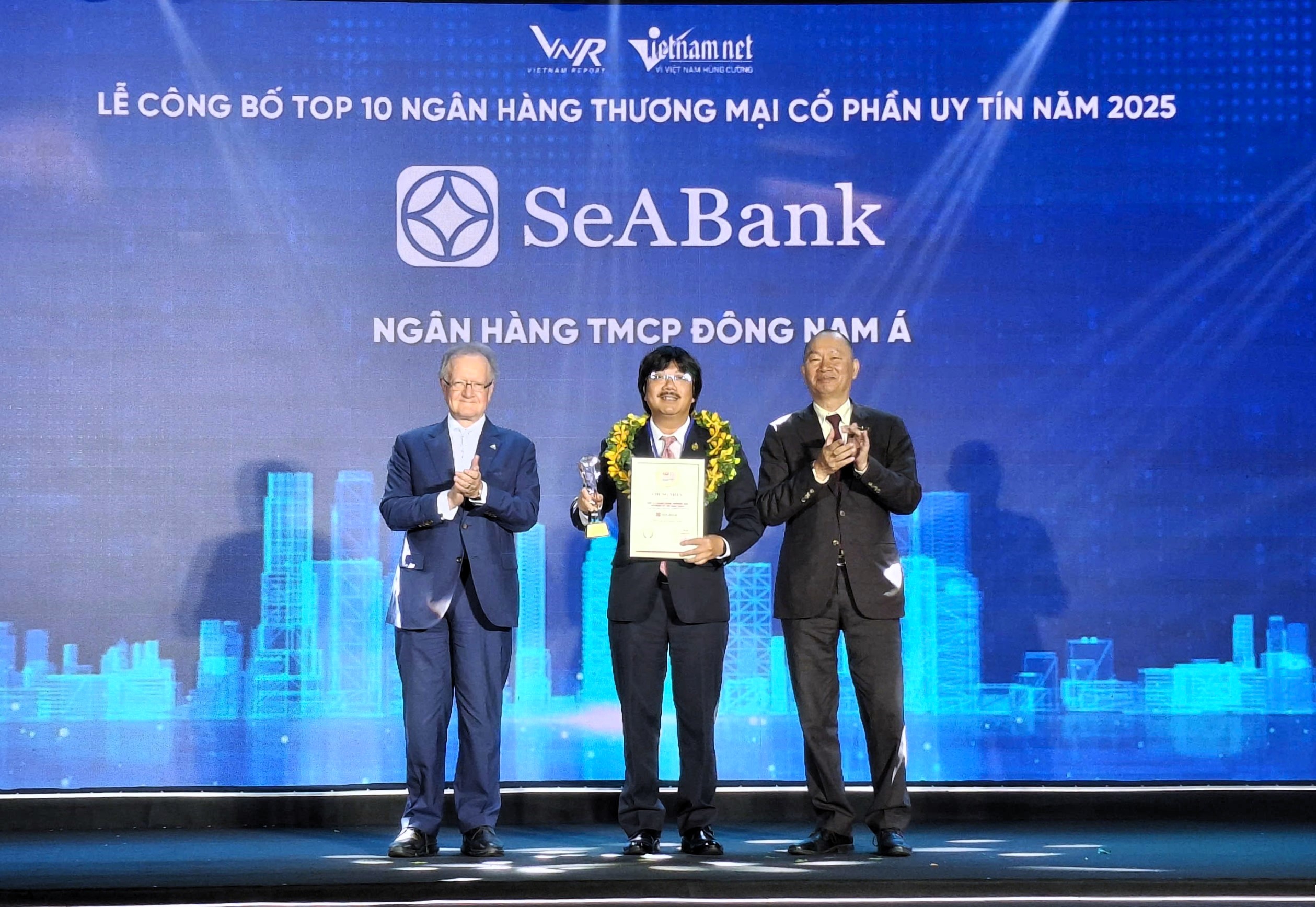 Năm 2025 là năm thứ hai liên tiếp SeABank được vinh danh trong “Top 10 Ngân hàng TMCP Việt Nam uy tín”. 