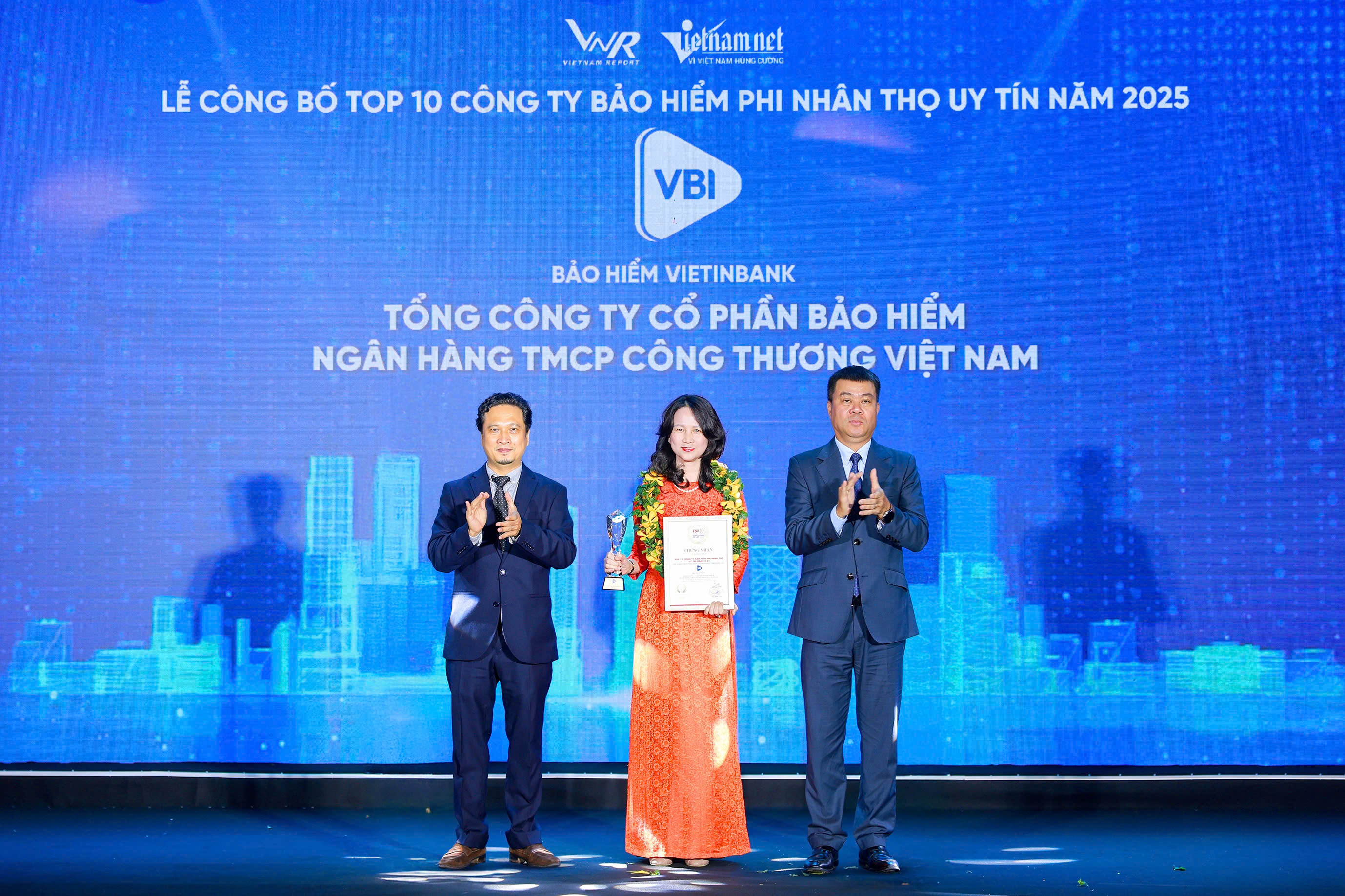 Ông Vũ Đăng Vinh, Tổng giám đốc Vietnam Report (bên trái) và ông Nguyễn Văn Bá, Tổng Biên tập báo VietnamNet (bên phải) trao cúp và chứng nhận cho đại diện Bảo hiểm VietinBank.