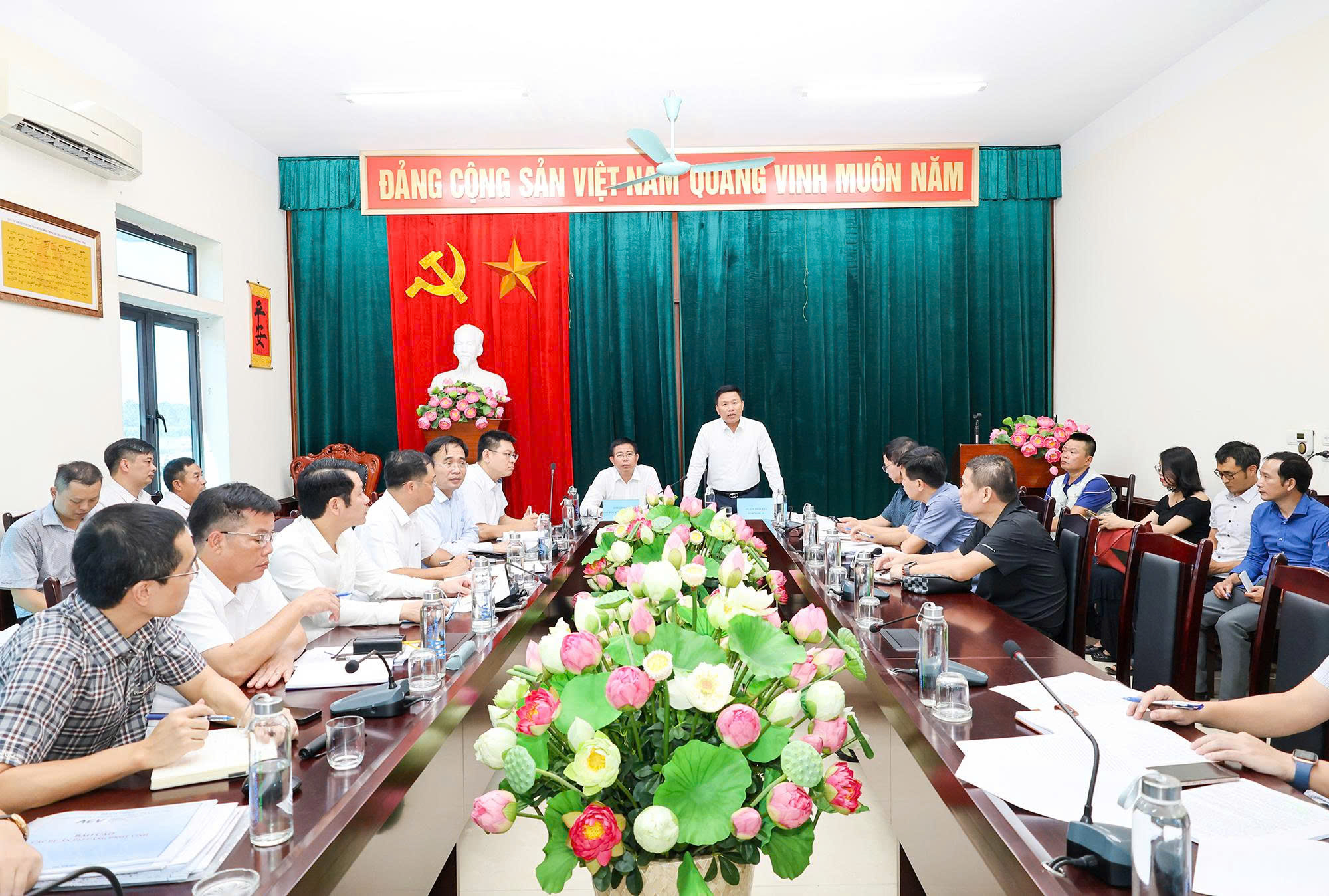 To&agrave;n cảnh buổi l&agrave;m việc