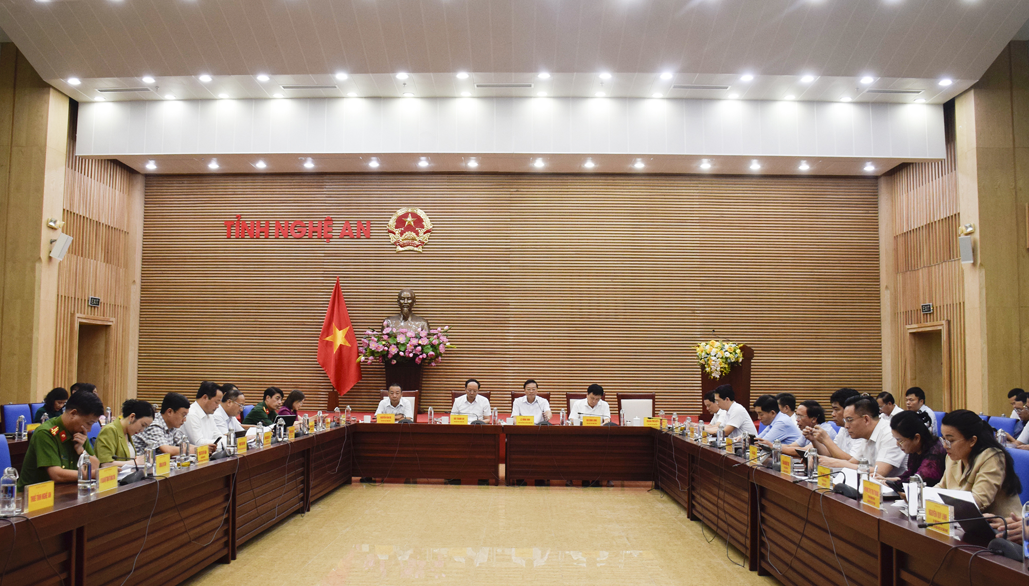 To&agrave;n cảnh phi&ecirc;n họp