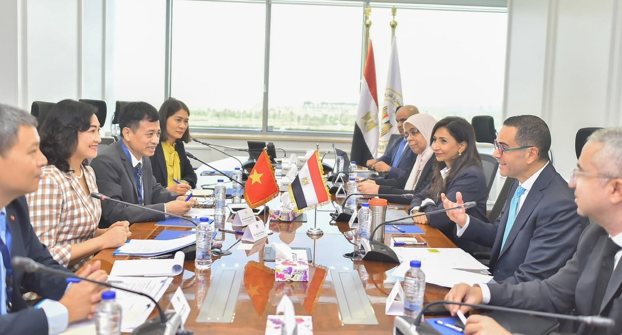 Đo&agrave;n c&ocirc;ng t&aacute;c Bộ C&ocirc;ng Thương do Thứ trưởng Phan Thị Thắng l&agrave;m Trưởng đo&agrave;n đ&atilde; gặp v&agrave; l&agrave;m việc với Bộ trưởng v&agrave; 2 Thứ trưởng Bộ Đầu tư v&agrave; Ngoại thương Ai Cập.