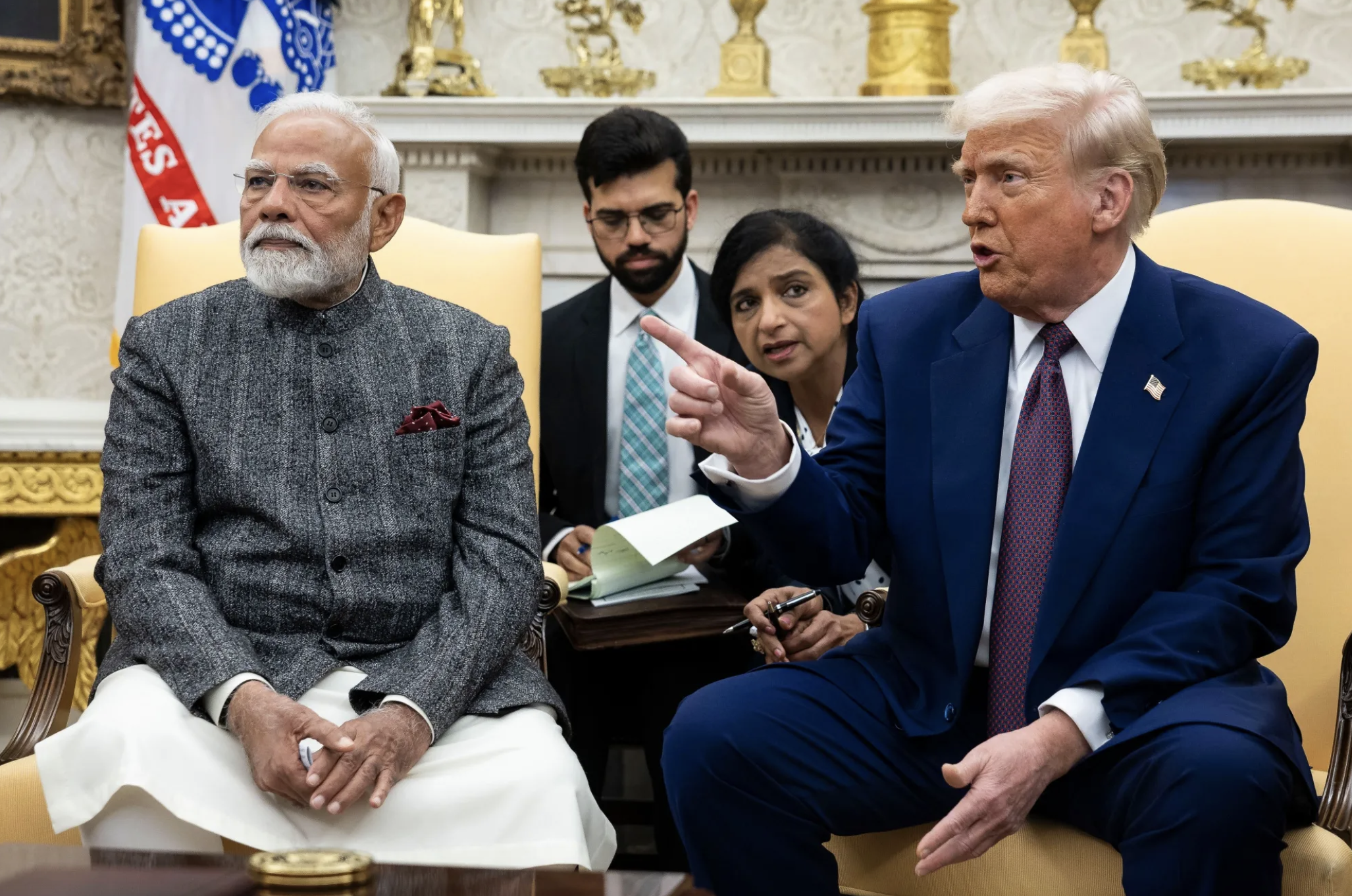 Thủ tướng Ấn Độ Narendra Modi (trái) và Tổng thống Mỹ Donald Trump (phải) trong cuộc gặp ở Nhà Trắng vào tháng 2/2025 - Ảnh: Bloomberg.