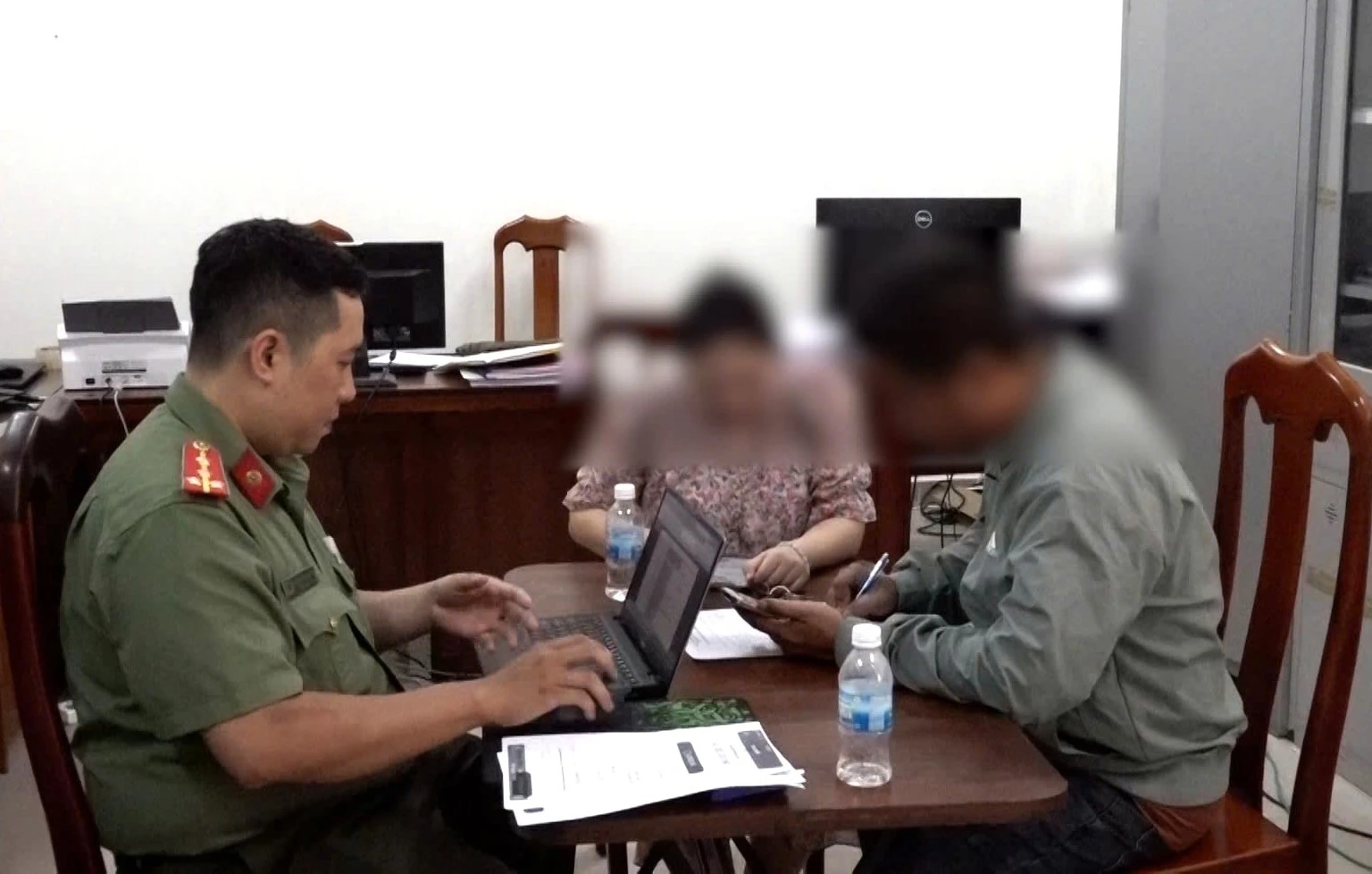 Cán bộ Phòng An ninh mạng và phòng chống tội phạm sử dụng công nghệ cao làm việc với ông Nguyễn M.C. Ảnh: Công an tỉnh Khánh Hòa.