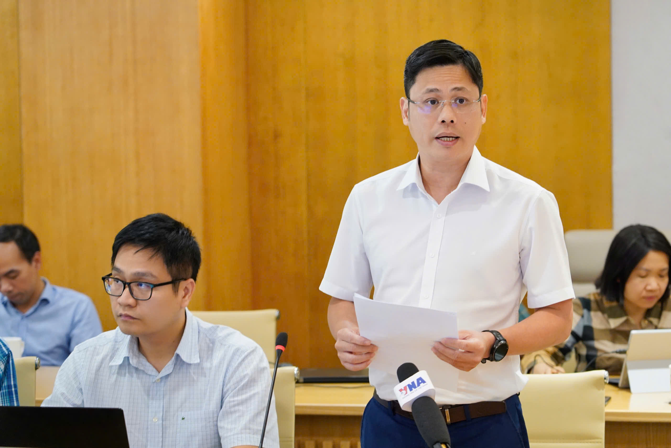 Ông Hoàng Anh Tú, Phó Vụ trưởng Vụ Khoa học kỹ thuật và công nghệ (Bộ Khoa học và Công nghệ), phát biểu tại họp báo. 
