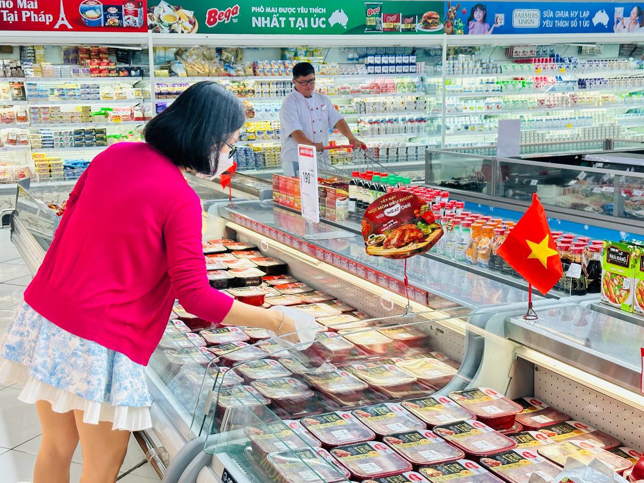 Kh&aacute;ch h&agrave;ng mua sắm mặt h&agrave;ng thịt sạch MEATDeli.