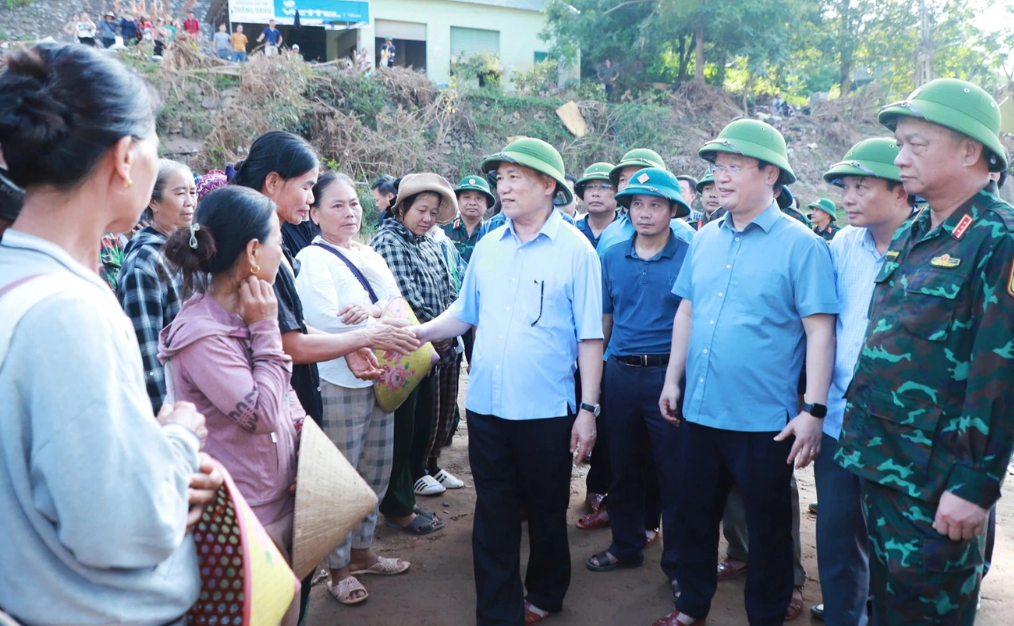 Phó Thủ tướng Hồ Đức Phớc động viên người dân vùng lũ Mỹ Lý ngày 3/8 vừa qua. Ảnh: Trung Hiếu