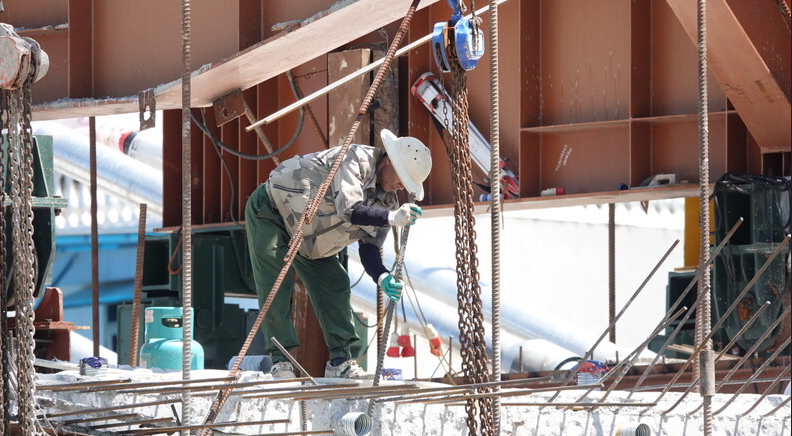 C&ocirc;ng nh&acirc;n gấp r&uacute;t thi c&ocirc;ng phần mặt cầu để đảm bảo tiến độ th&ocirc;ng xe kỹ thuật trước ng&agrave;y 5/10.