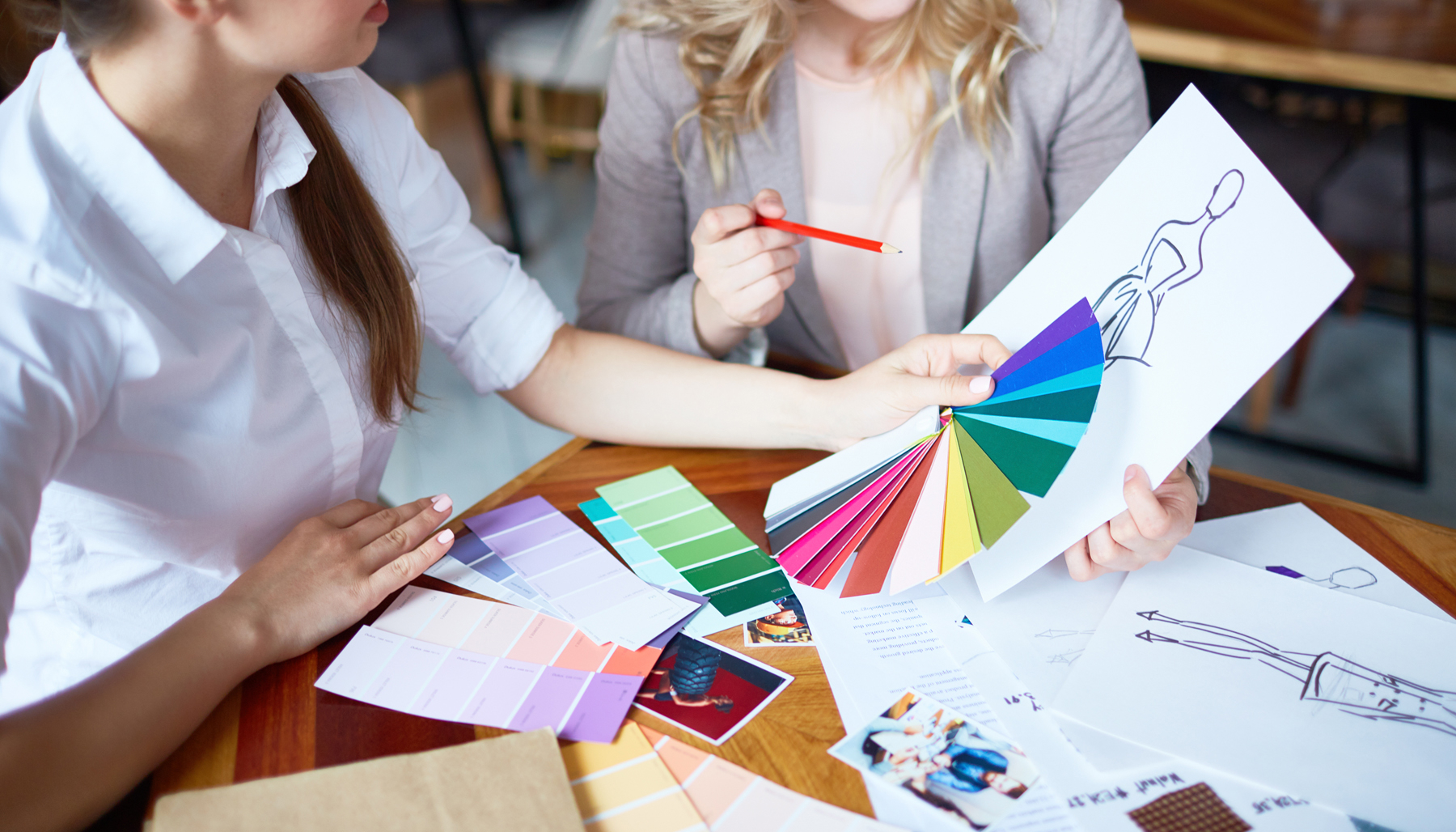 Những năm gần đ&acirc;y,&nbsp;ng&agrave;nh C&ocirc;ng nghệ dệt may đang giảm thu h&uacute;t trong mắt c&aacute;c bạn trẻ.&nbsp;