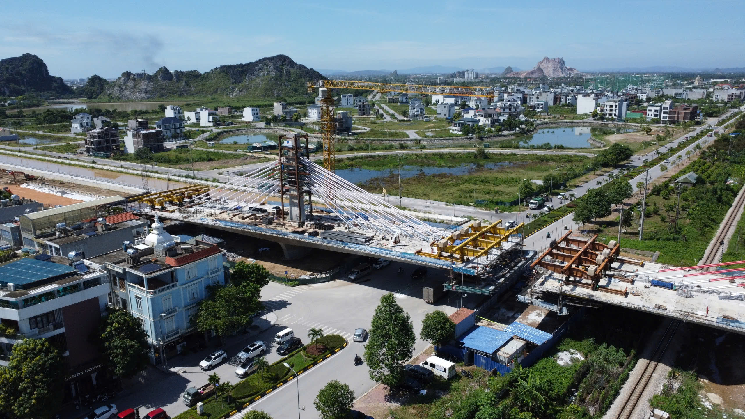 Toàn cảnh công trình cầu vượt đường sắt Bắc – Nam tại phường Hạc Thành đang được thi công khẩn trương.