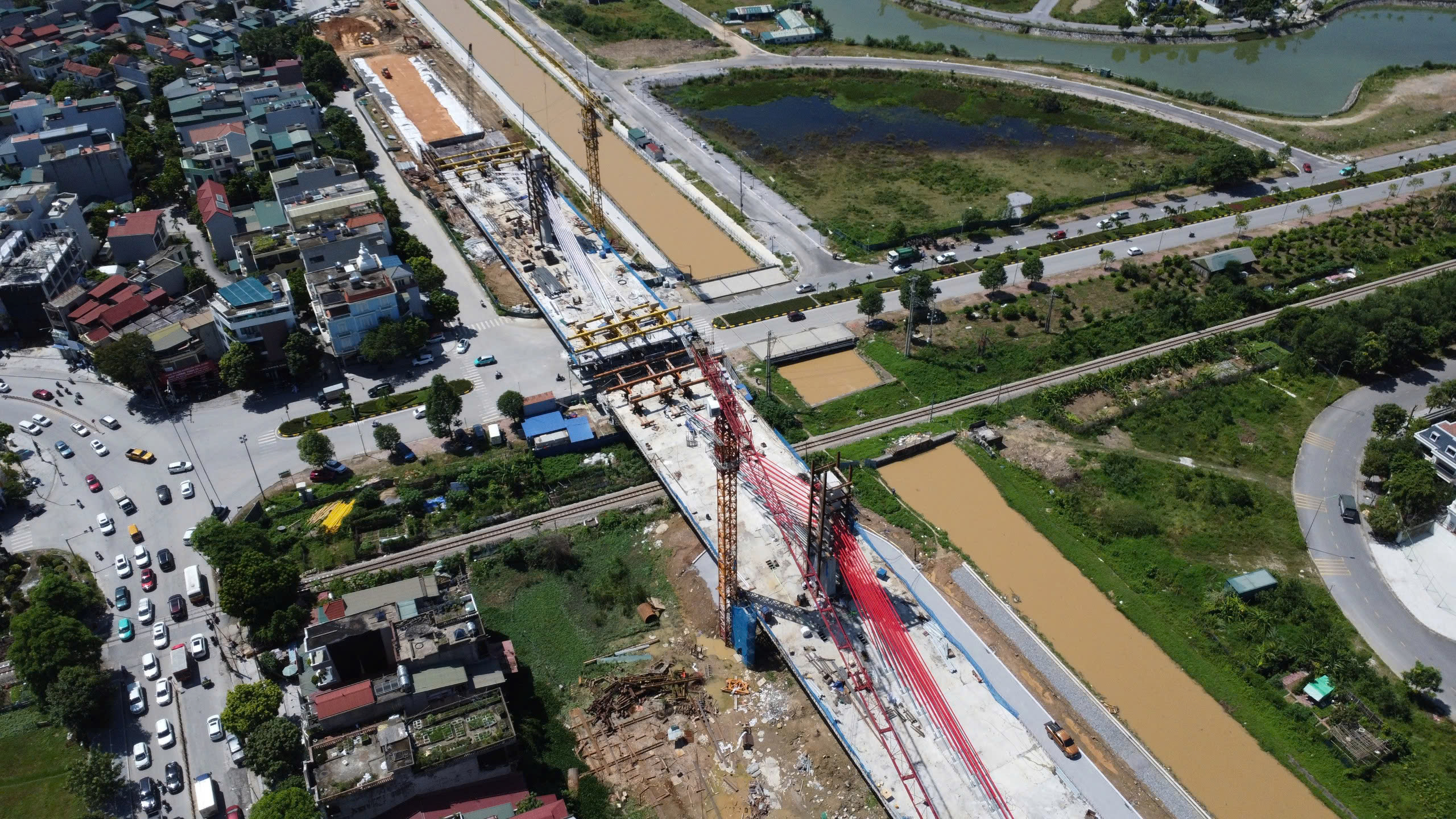 C&ocirc;ng tr&igrave;nh c&oacute; tổng chiều d&agrave;i to&agrave;n tuyến khoảng 800m, trong đ&oacute; phần cầu vượt d&agrave;i hơn 276m, được thiết kế kiểu d&acirc;y văng hiện đại, mặt cầu rộng 25m với 4 l&agrave;n xe cơ giới v&agrave; 2 l&agrave;n hỗn hợp.