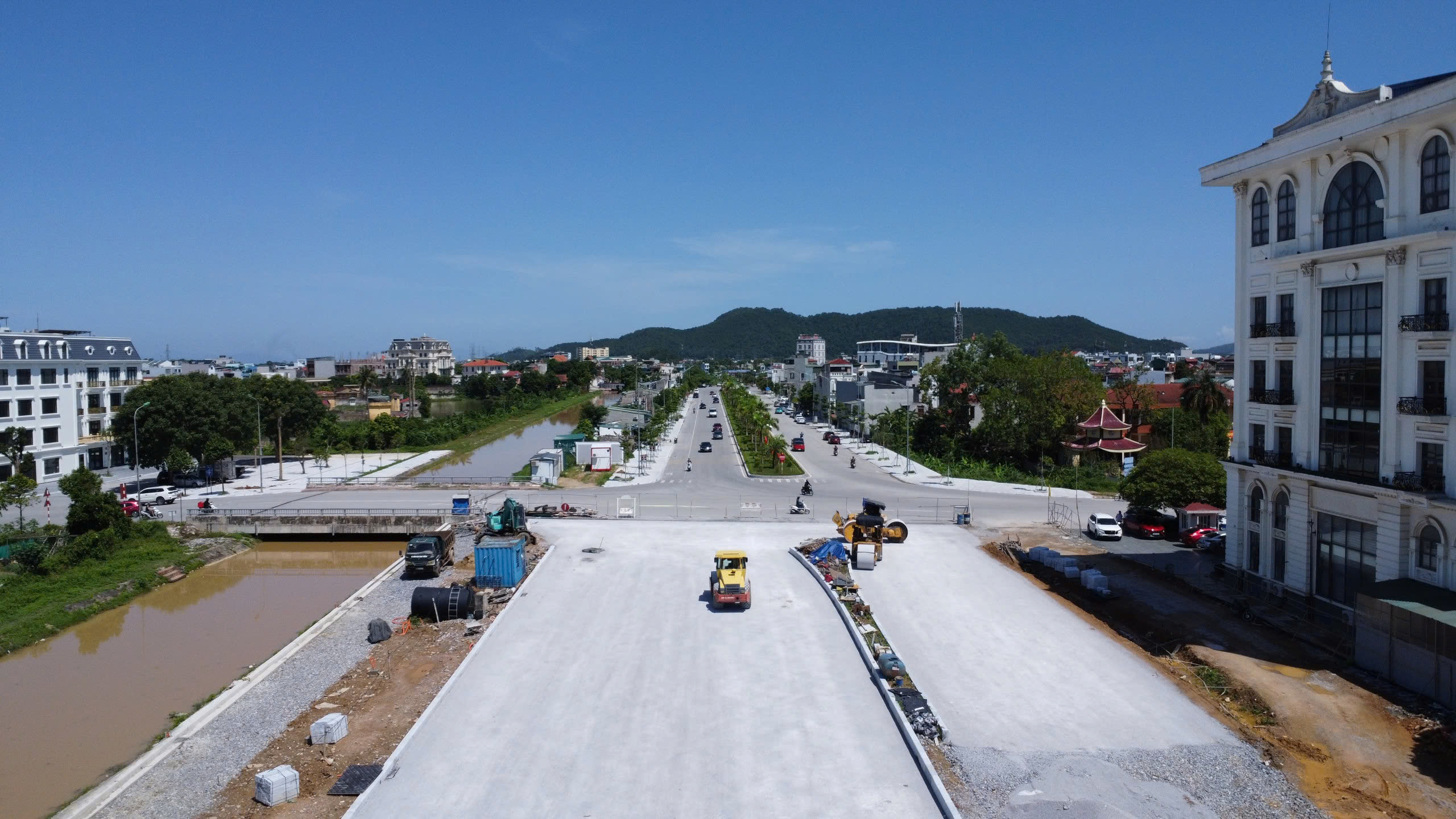 Đường dẫn hai đầu cầu cũng đang được thảm nhựa, chỉnh trang hạ tầng đ&ocirc; thị.