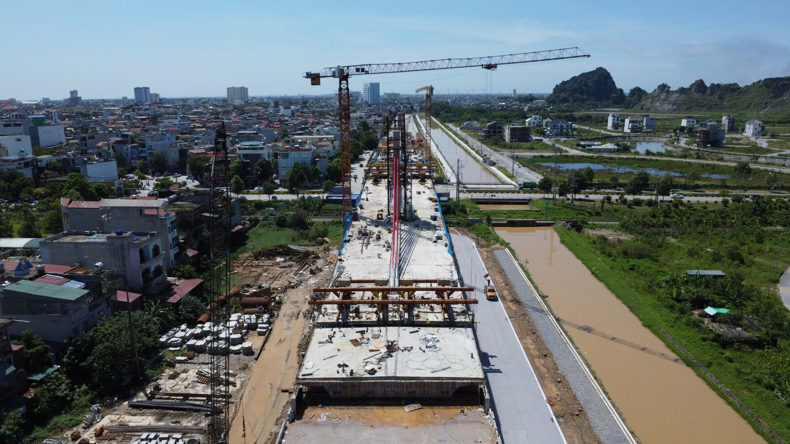 &nbsp;Cầu bắc qua tuyến đường sắt Bắc &ndash; Nam, kết nối trực tiếp với đại lộ Đ&ocirc;ng T&acirc;y &ndash; một trong những trục giao th&ocirc;ng huyết mạch của Thanh Ho&aacute;