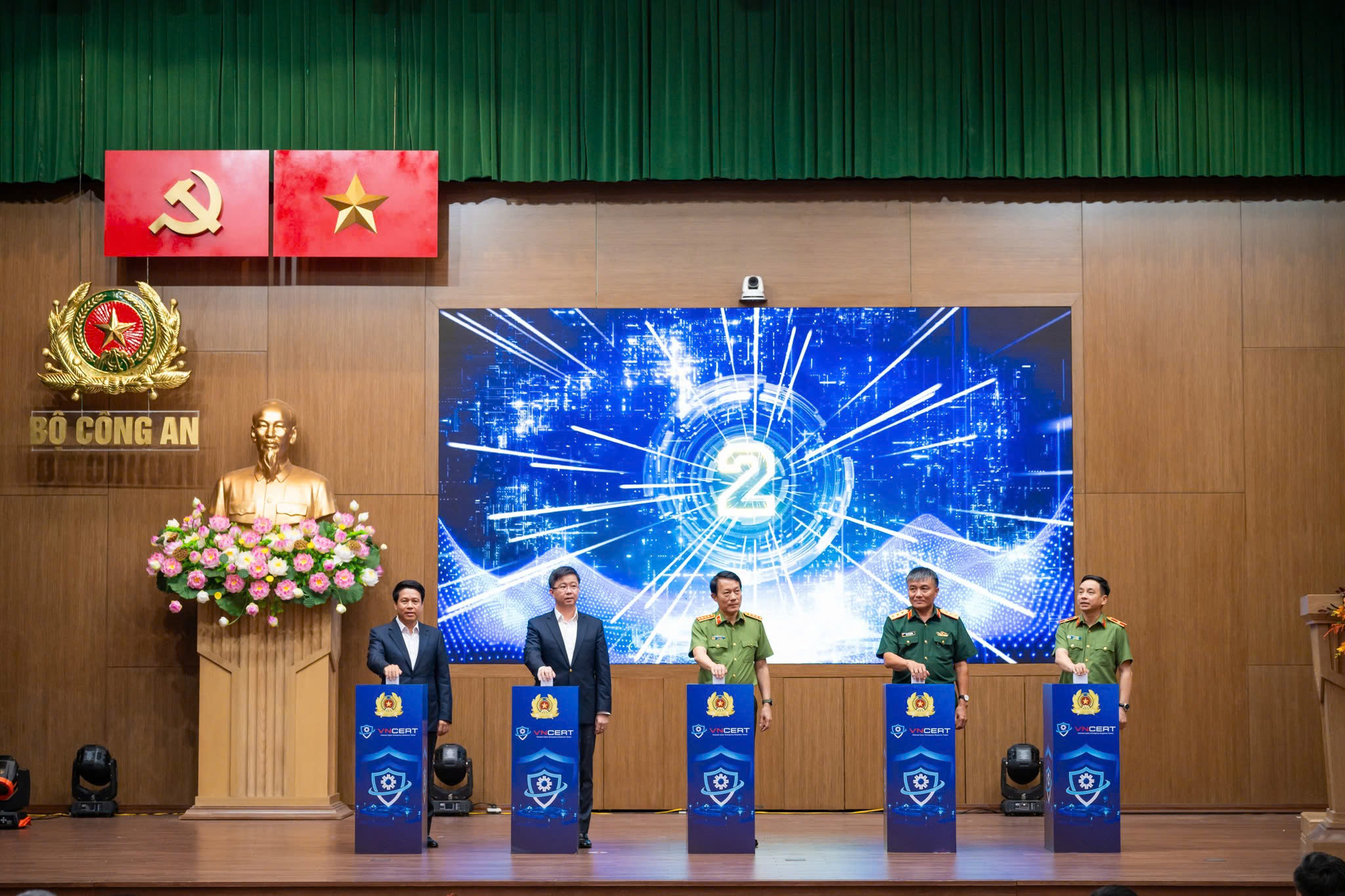 Bộ trưởng Lương Tam Quang v&agrave; c&aacute;c đại biểu bấm n&uacute;t ra mắt Hệ thống điều h&agrave;nh an ninh mạng quốc gia.