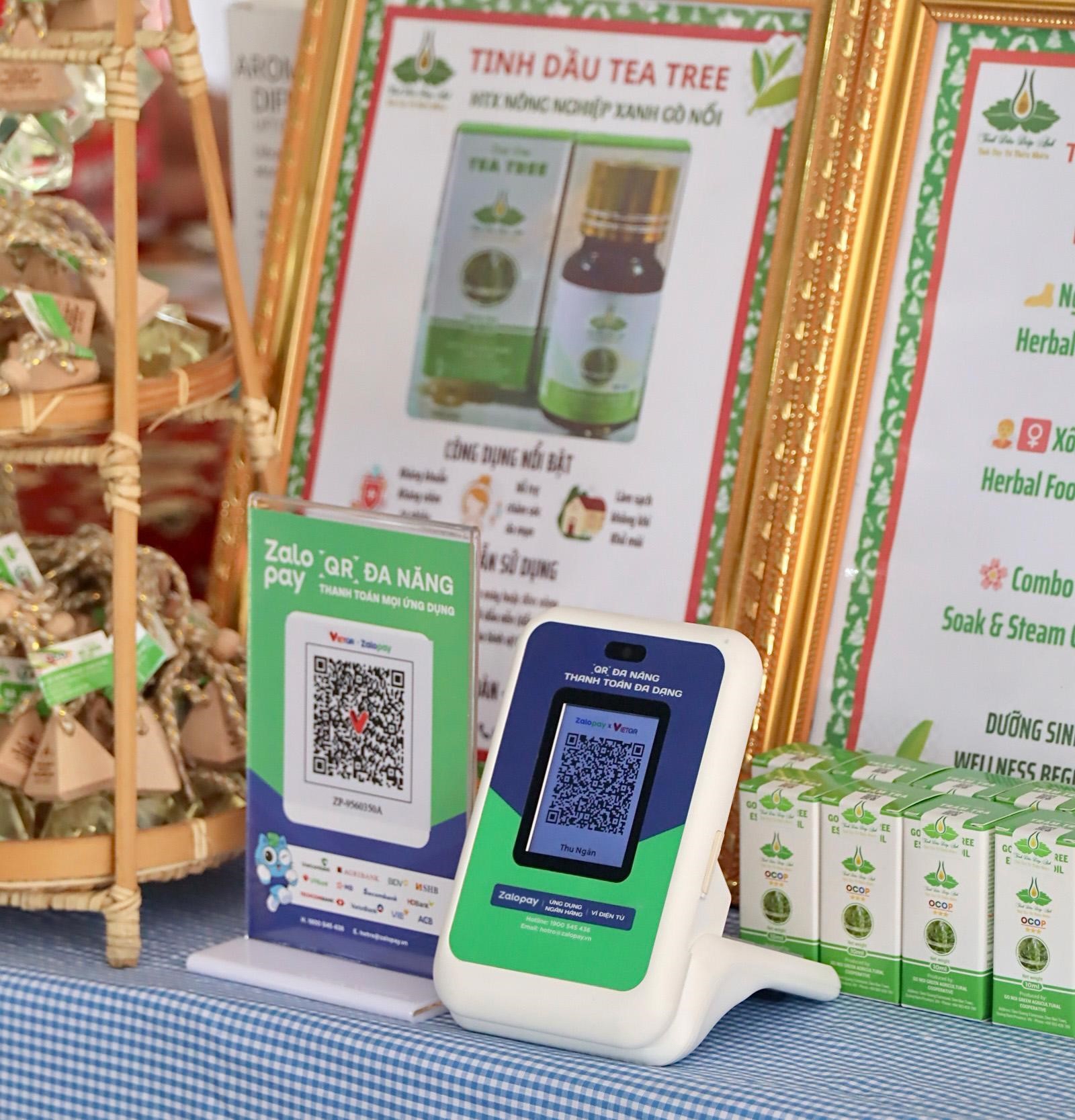 Zalopay hỗ trợ tiểu thương thanh to&aacute;n dễ d&agrave;ng với m&atilde; QR Đa Năng v&agrave; thiết bị th&ocirc;ng b&aacute;o giao dịch th&agrave;nh c&ocirc;ng Zalopay Box.