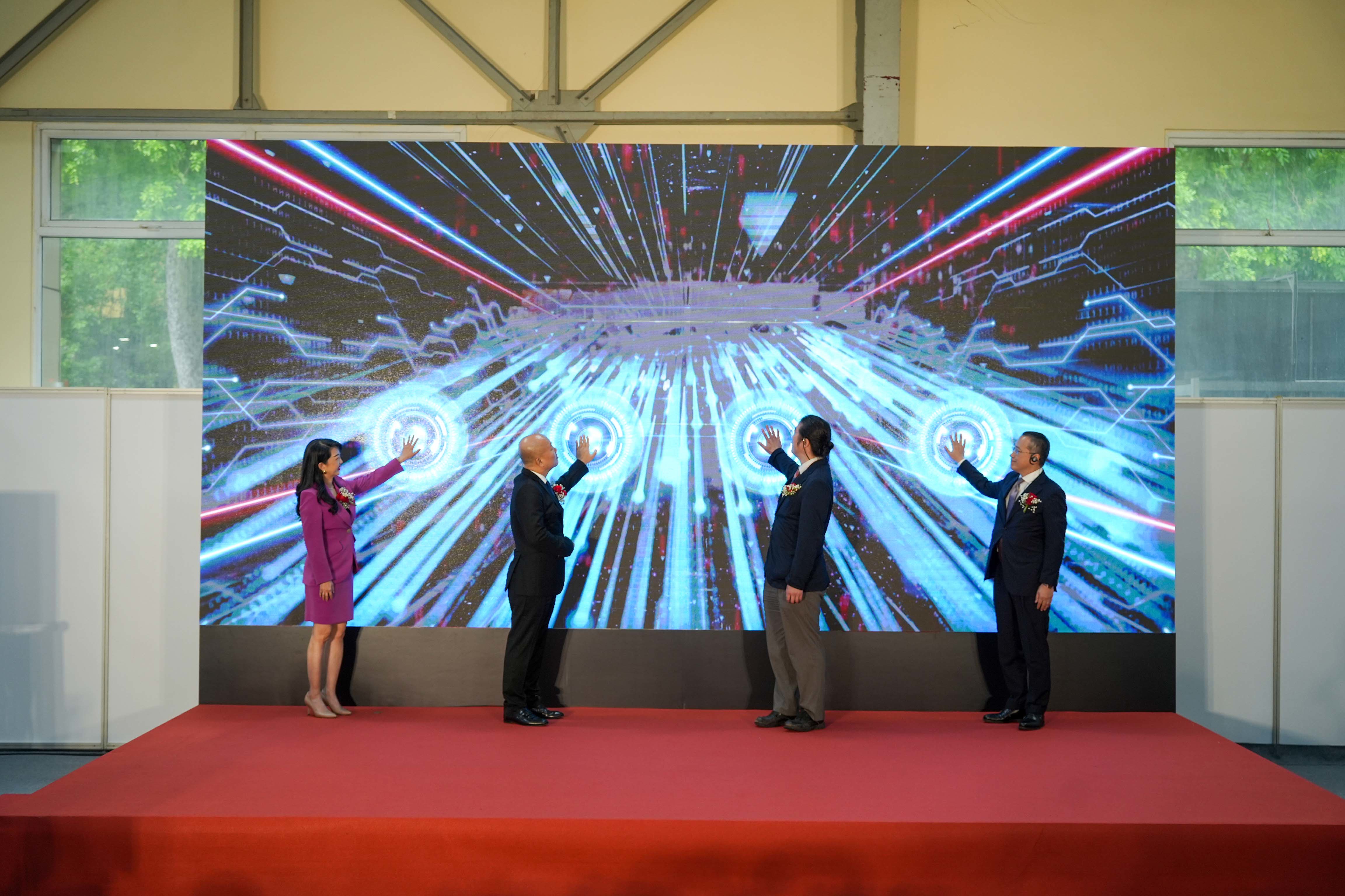 Đại diện c&aacute;c b&ecirc;n nhấn n&uacute;t khai mạc triển l&atilde;m