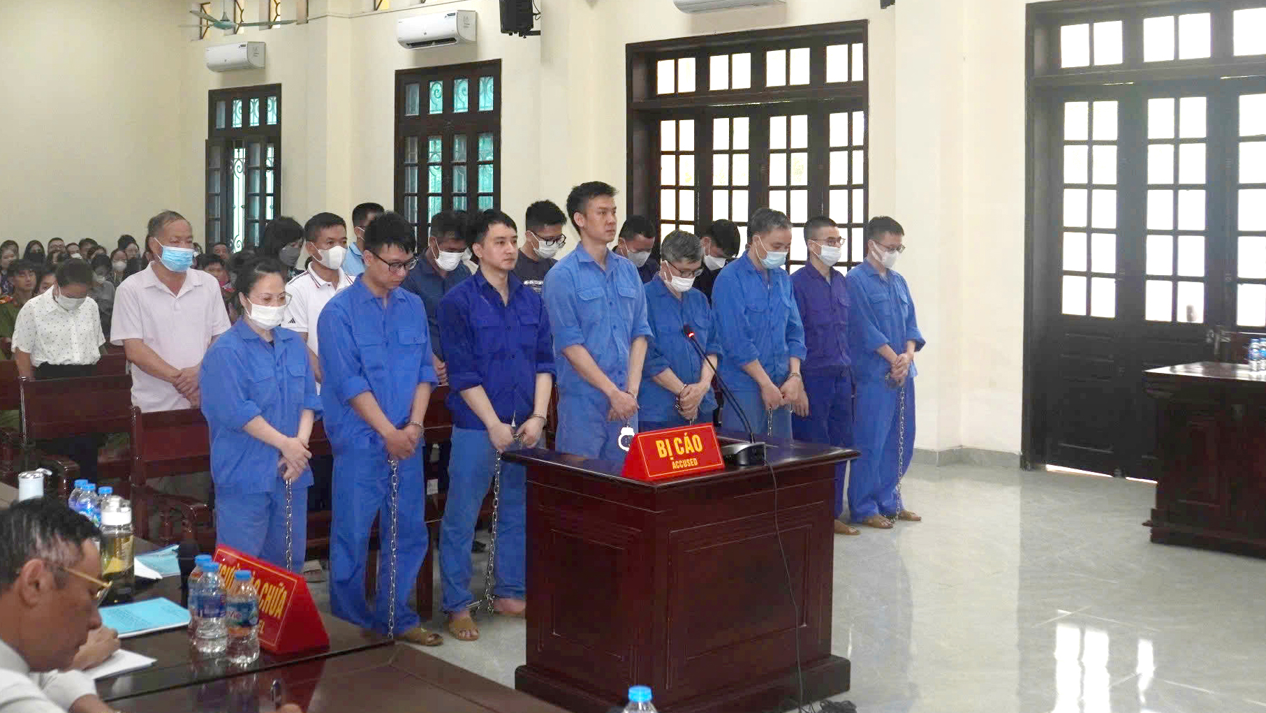22 bị cáo, trong đó có 14 người nguyên là cán bộ hải quan Hải Phòng bị đưa ra xét xử.