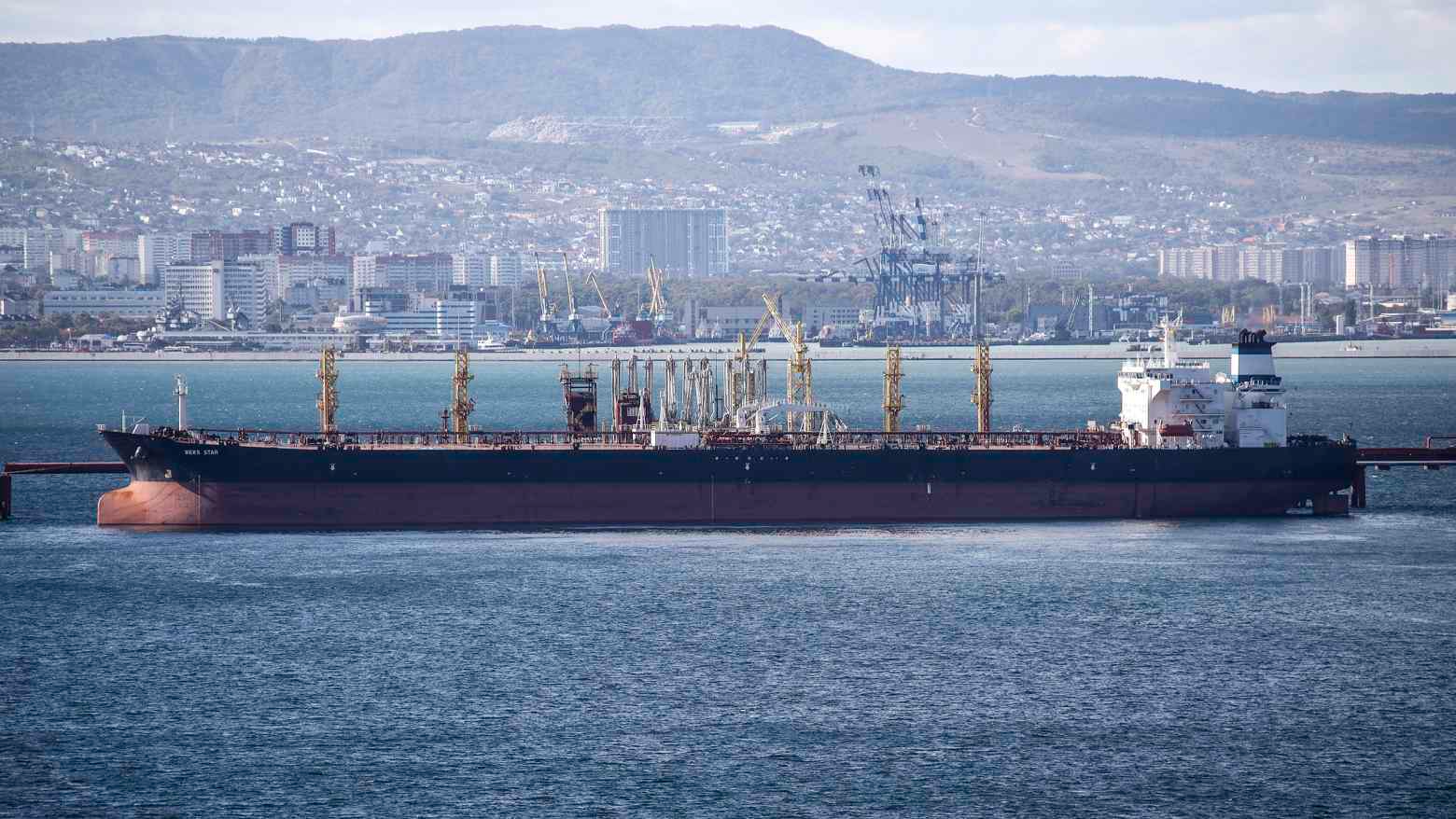 Một tàu chở dầu tại Novorossiysk, Nga - Ảnh: AP