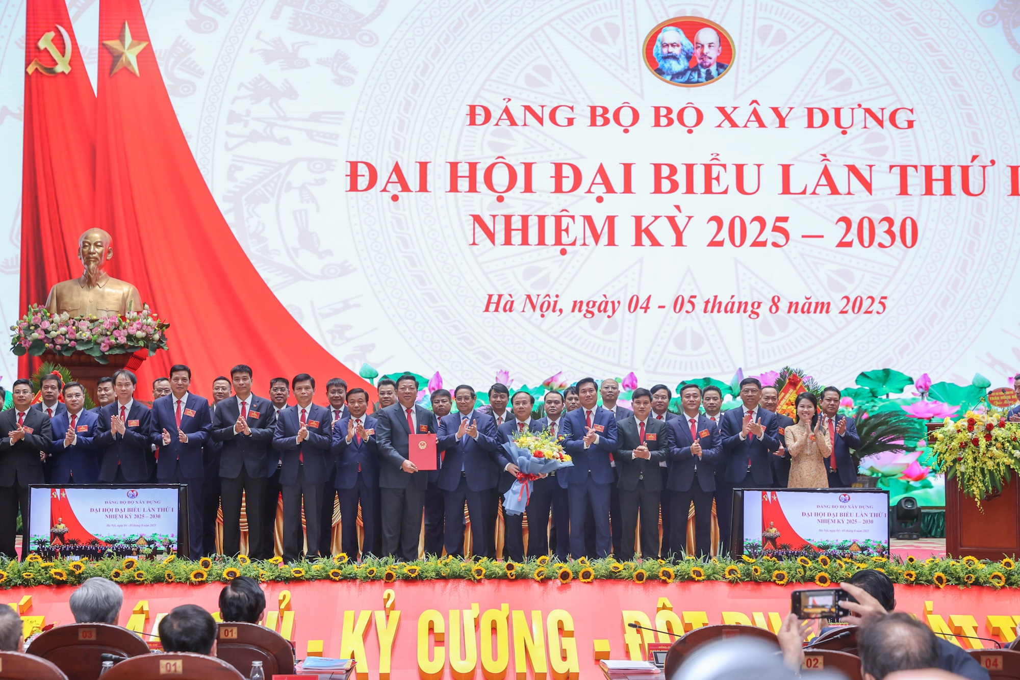 Thủ tướng tặng hoa chúc mừng Ban Chấp hành Đảng bộ Bộ Xây dựng nhiệm kỳ 2025 - 2030 - Ảnh: VGP/Nhật Bắc.