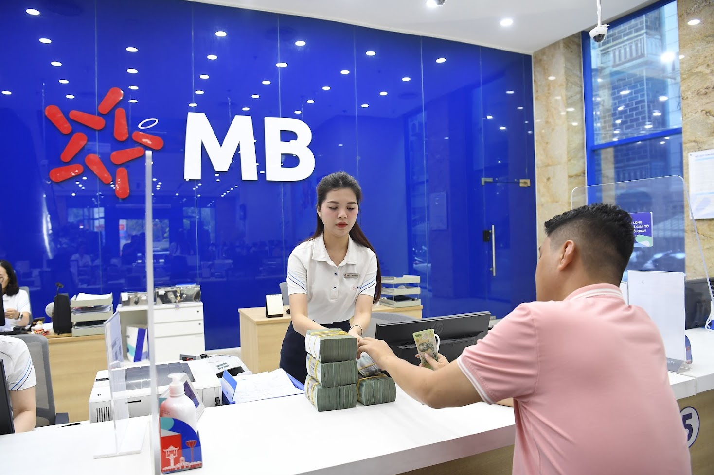 Ngân hàng đẩy mạnh chuyển đổi số, tăng thu nhập phí thuần