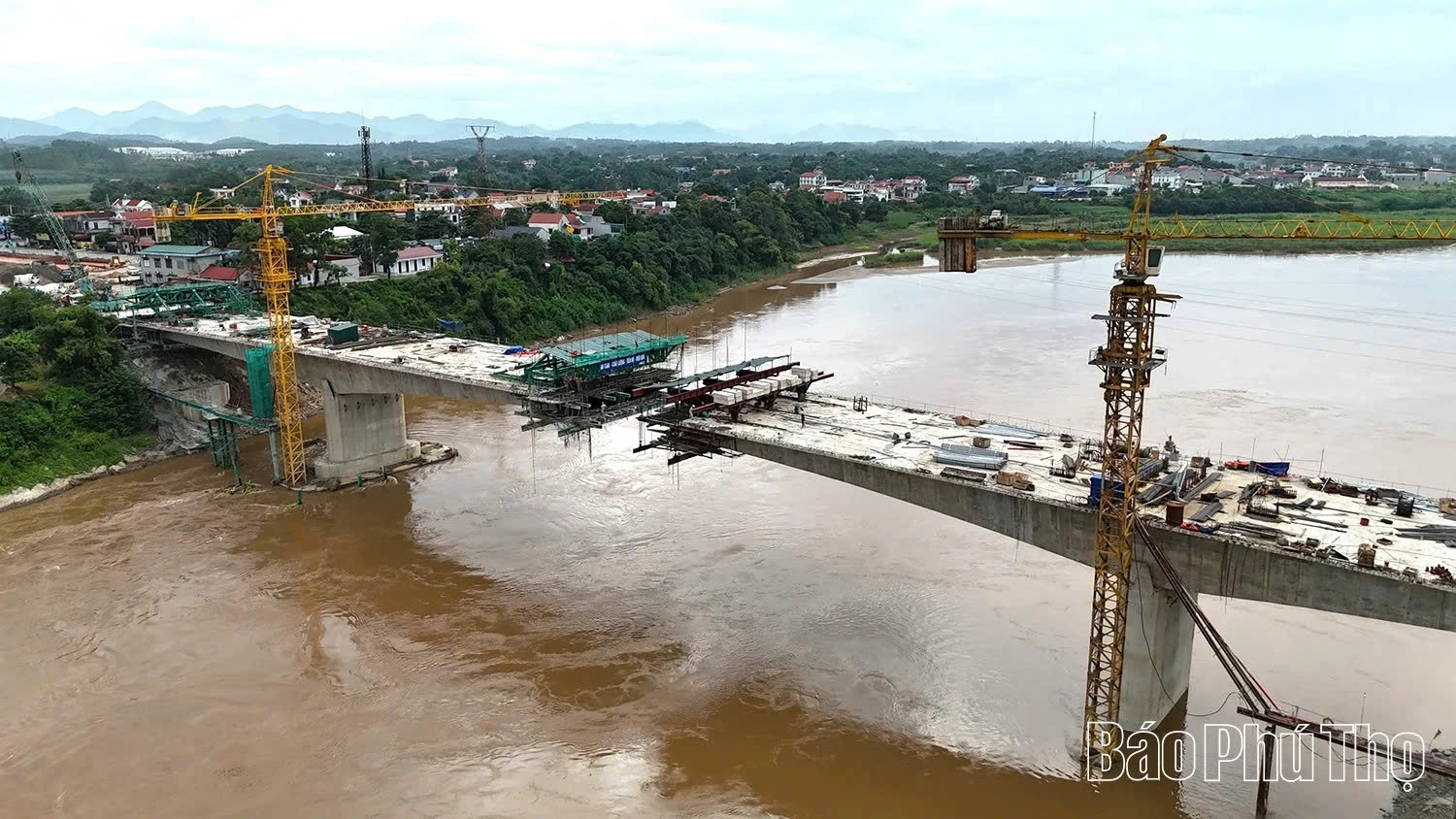 Cầu Phong Châu đã dần thành hình, chờ ngày hợp long. Ảnh: Báo Phú Thọ