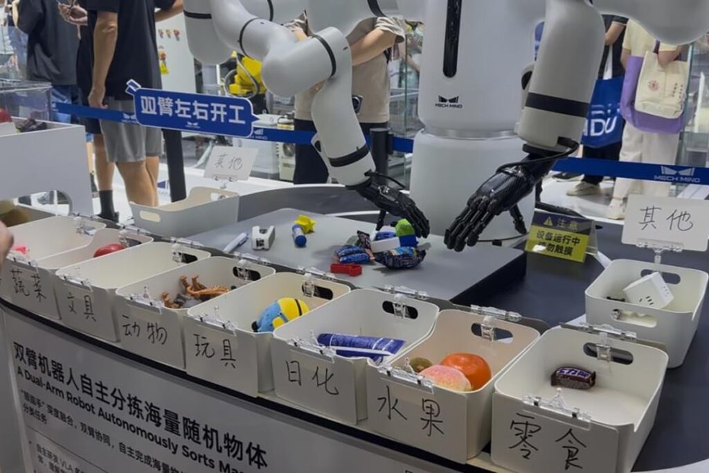 C&aacute;c c&ocirc;ng ty Trung Quốc ph&ocirc; diễn h&agrave;ng loạt robot h&igrave;nh người phục vụ nhiều mục đ&iacute;ch kh&aacute;c nhau tại sự kiện.&nbsp;