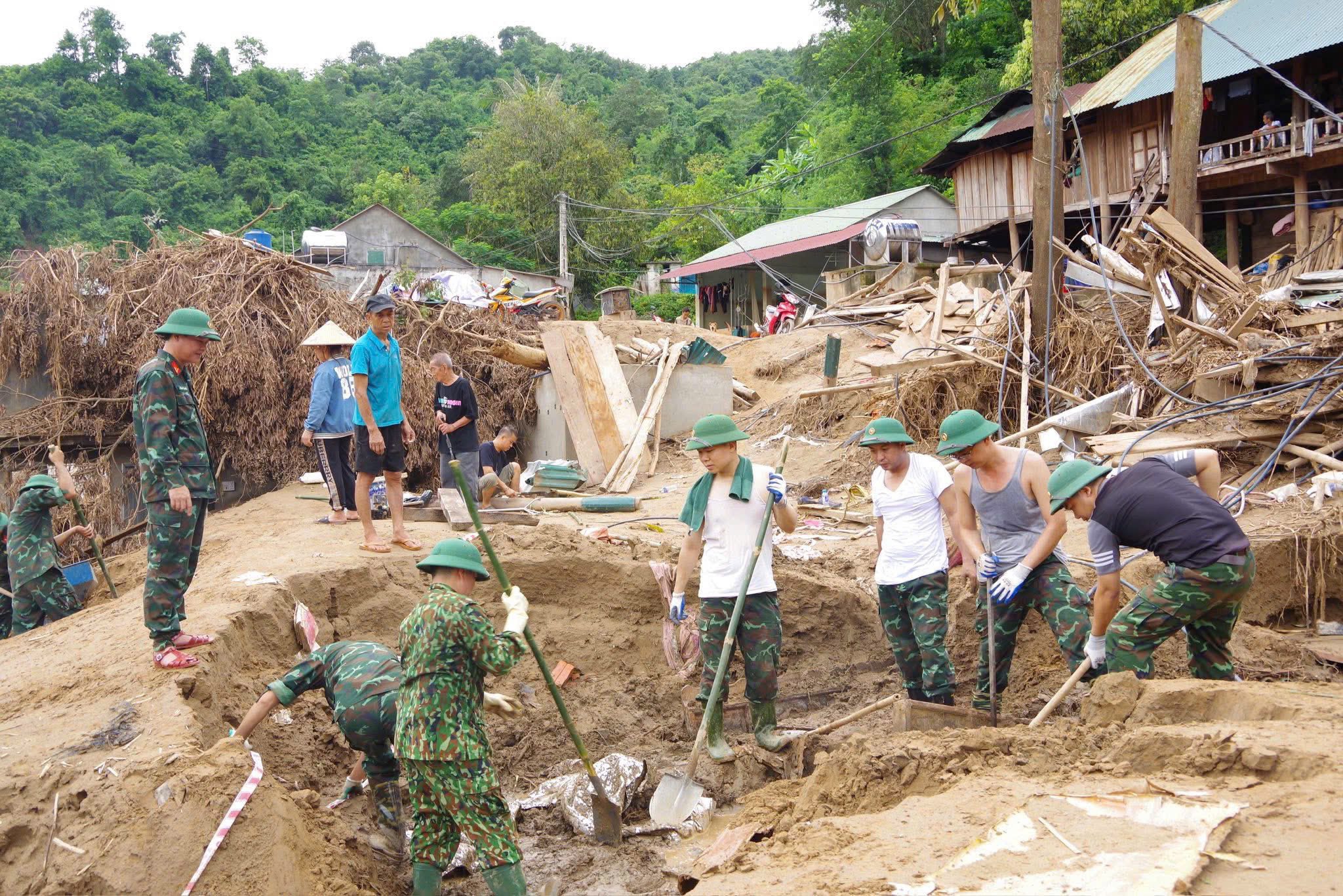 Cán bộ, chiến sĩ Bộ chỉ huy quân sự tỉnh Nghệ An hỗ trợ người dân bản Xiềng Tắm, xã Mỹ Lý khắc phục hậu quả sau lũ