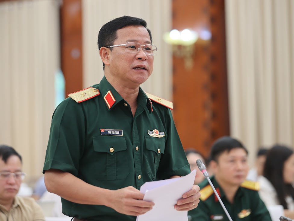 Thiếu tướng Tống Văn Thanh, Phó Cục trưởng Cục Tuyên huấn, Tổng cục Chính trị Quân đội Nhân dân Việt Nam phát biểu tại buổi họp báo. Ảnh: VGP.