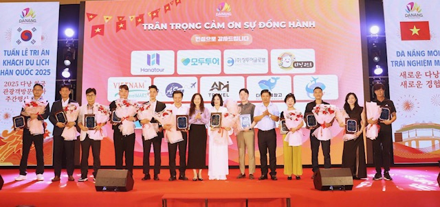 Lãnh đạo UBND thành phố Đà Nẵng tặng kỷ niệm chương cho 12 hãng hàng không khai thác các đường bay kết nối Đà Nẵng - Hàn Quốc.