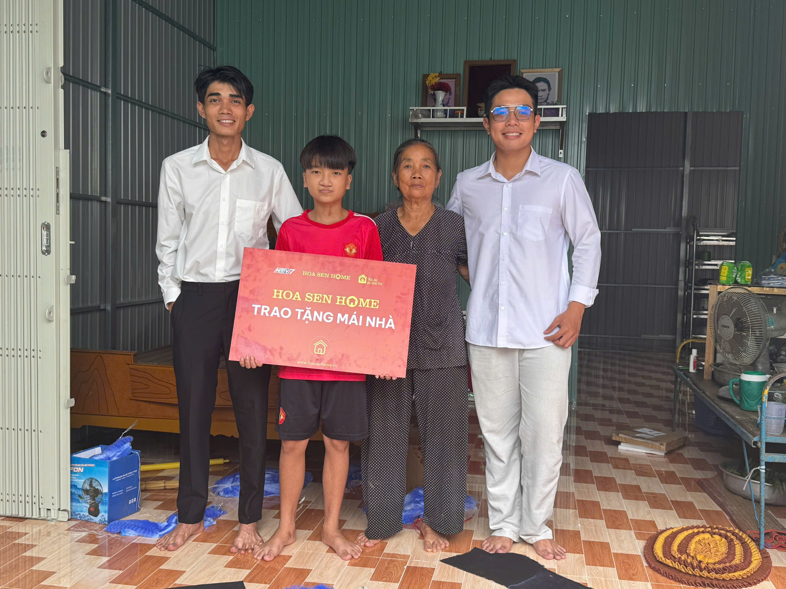 Em Nguyễn Trọng Hữu (nh&acirc;n vật tập 133 - M&aacute;i ấm gia đ&igrave;nh Việt) l&agrave; một trong những em nhỏ được Hệ thống Hoa Sen Home t&agrave;i trợ sửa sang lại căn nh&agrave; sau chương tr&igrave;nh.