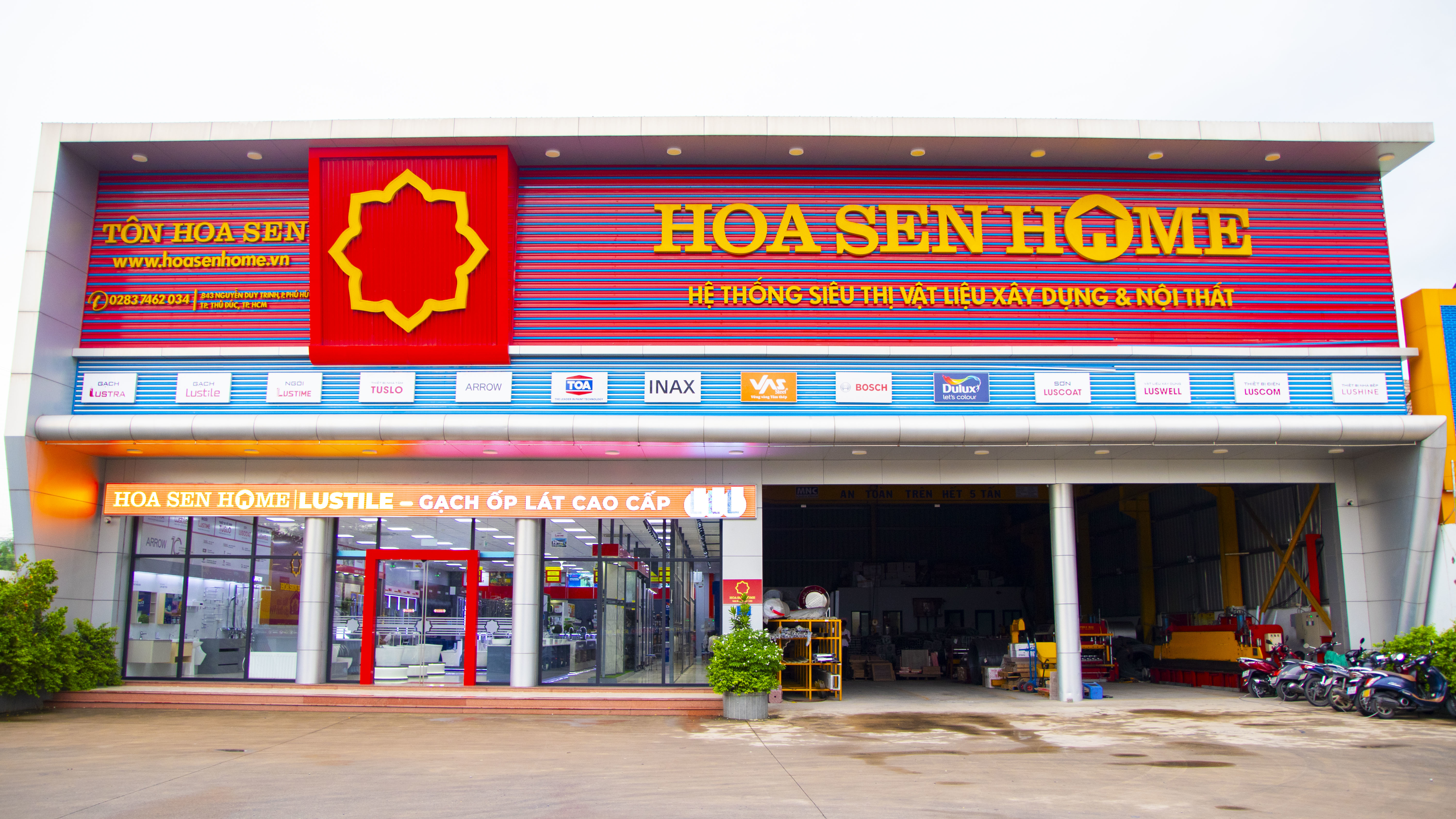 Xuất ph&aacute;t từ một thương hiệu lu&ocirc;n đề cao tr&aacute;ch nhiệm cộng đồng, hệ thống Hoa Sen Home cũng lấy sự minh bạch, uy t&iacute;n v&agrave; tử tế trong kinh doanh l&agrave;m kim chỉ nam để đồng h&agrave;nh c&ugrave;ng người ti&ecirc;u d&ugrave;ng một c&aacute;ch bền vững.
