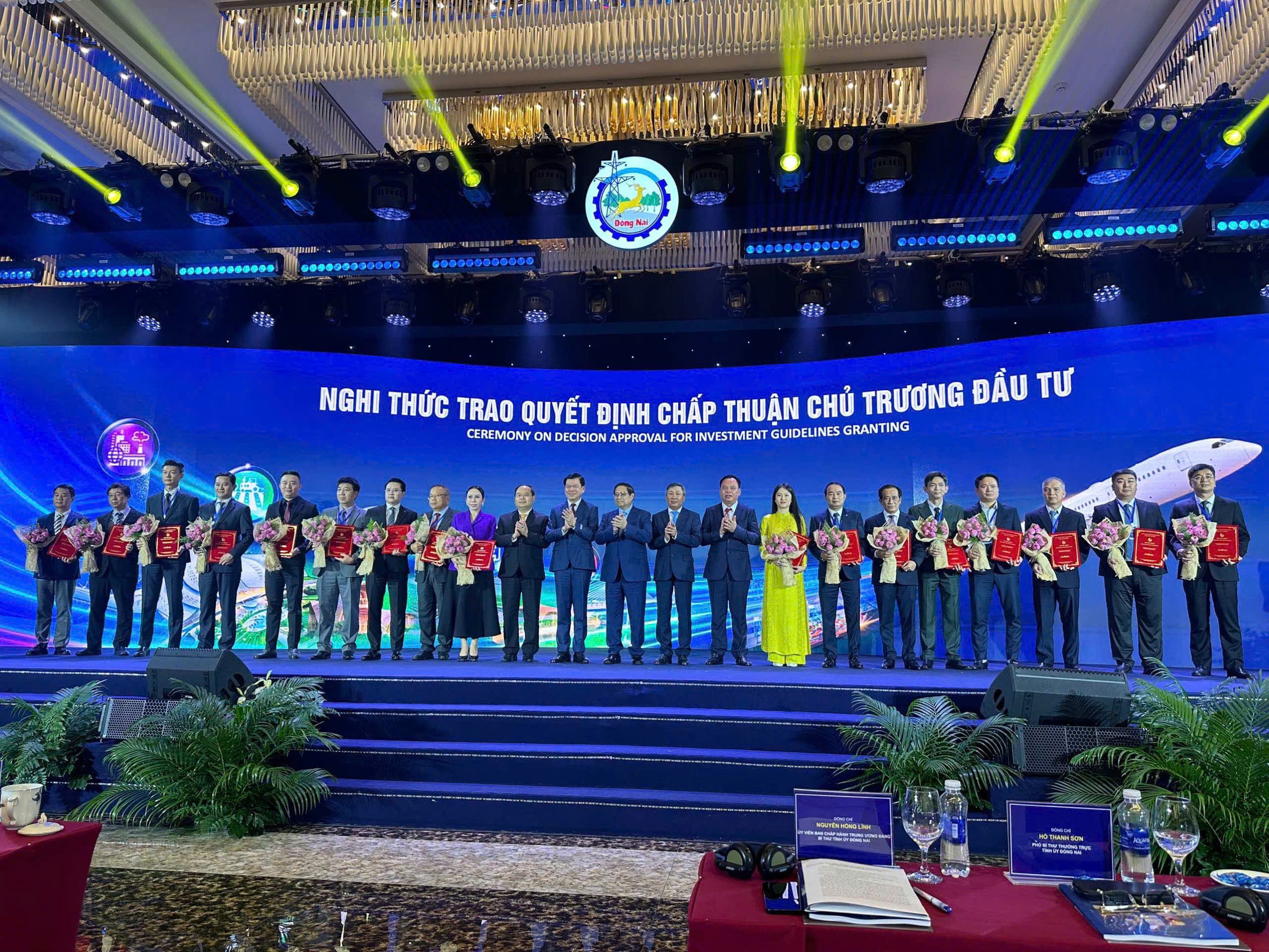 Ông Trần Ngọc Nguyên - Chủ tịch HĐQT PVCFC nhận quyết định chủ trương đầu tư tại Hội nghị.