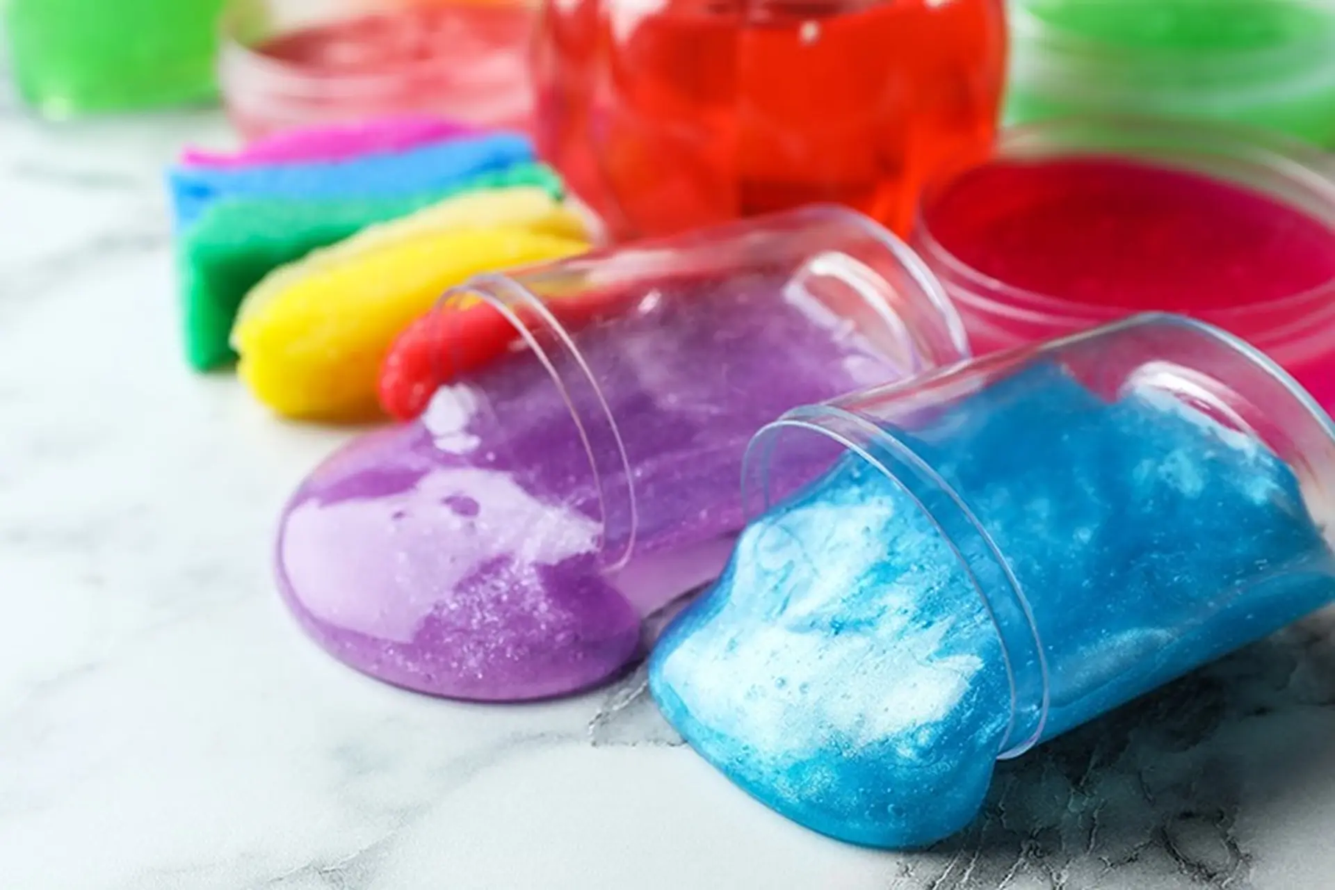 Slime l&agrave; đồ chơi c&oacute; độ mềm, dẻo v&agrave; dai như cao su, dễ d&agrave;ng biến đổi h&igrave;nh dạng.