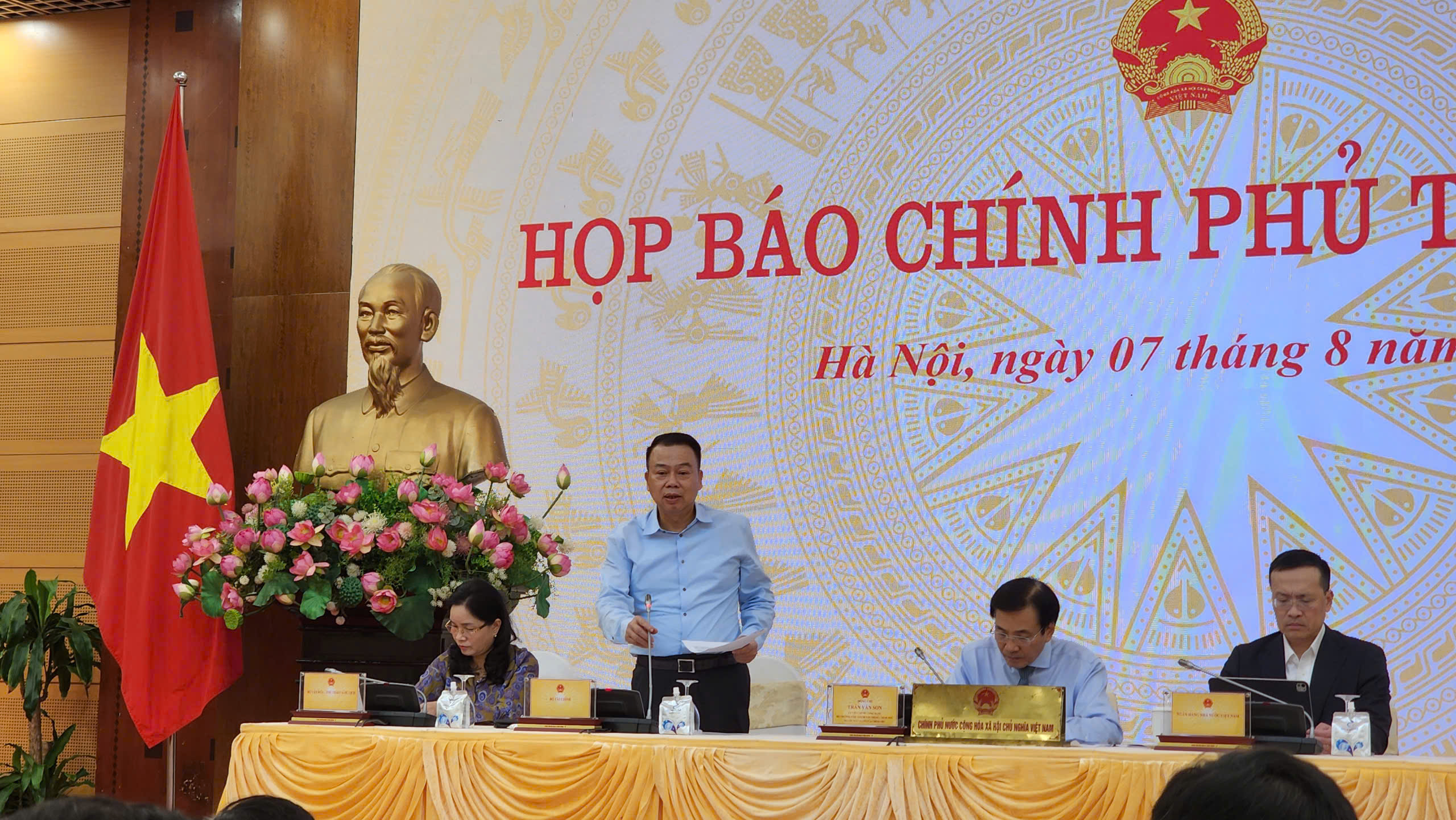 Thứ trưởng Bộ Tài chính Nguyễn Đức Chi  phát biểu tại buổi họp báo Chính phủ thường kỳ hôm 7/8. Ảnh: Việt An.