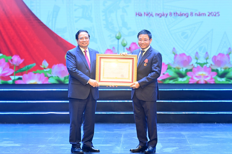 Thủ tướng Ch&iacute;nh phủ Phạm Minh Ch&iacute;nh trao Hu&acirc;n chương Lao động hạng Nhất tặng Bộ trưởng T&agrave;i ch&iacute;nh Nguyễn Văn Thắng. Ảnh ĐĂNG KHOA.